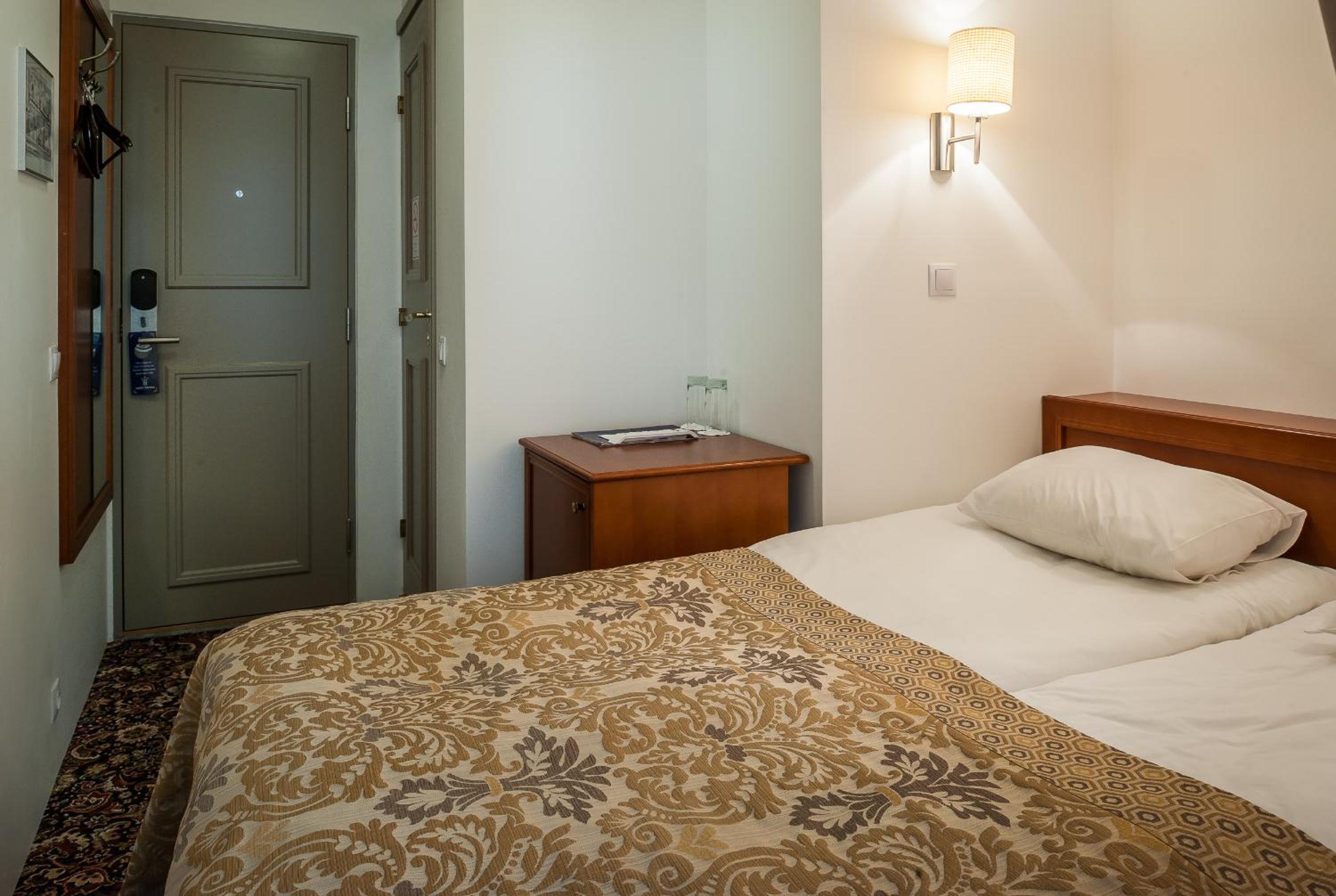 Small Budget Double or Twin Room without Window photo 2