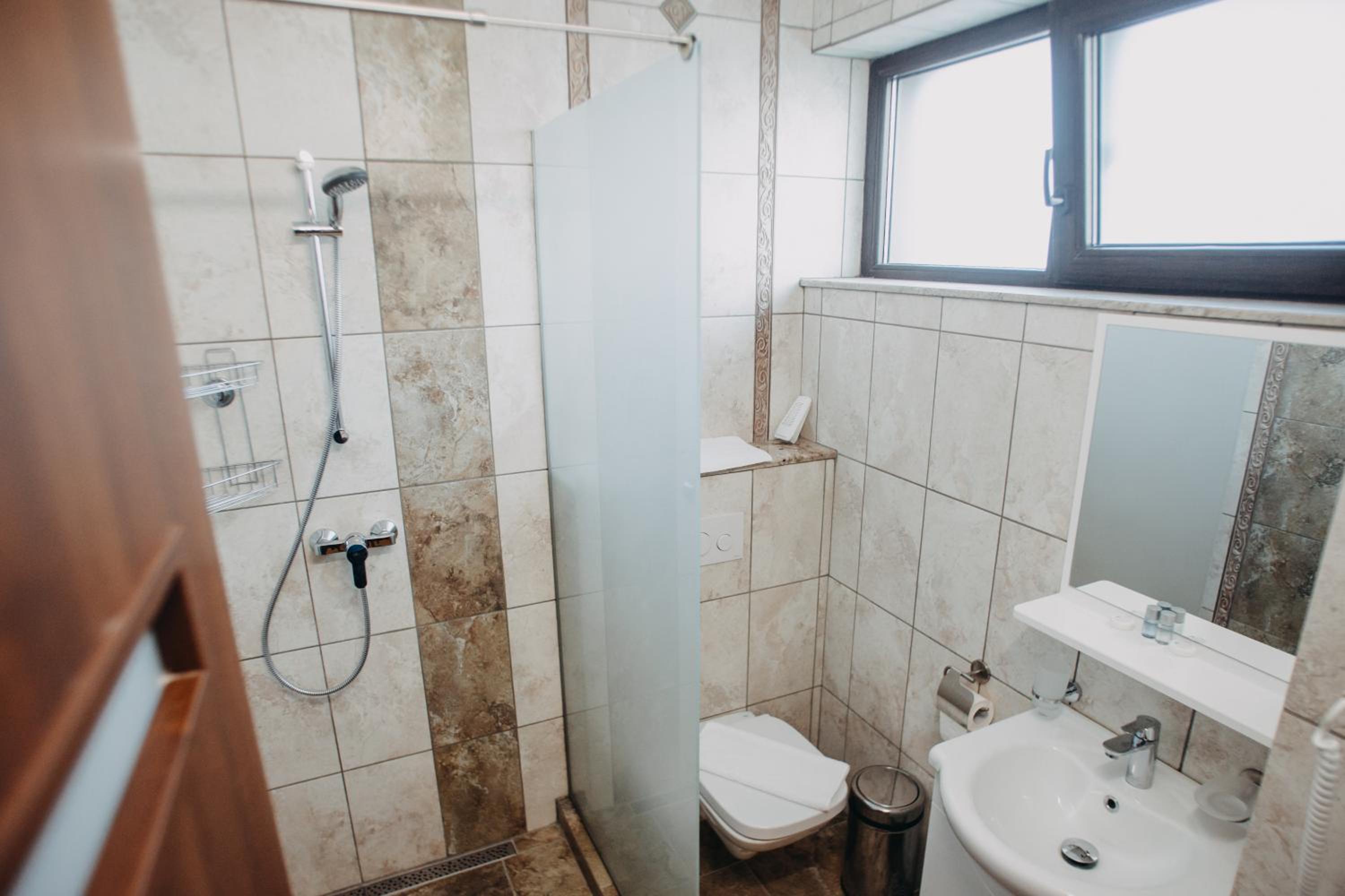 Twin Room - Photo 18