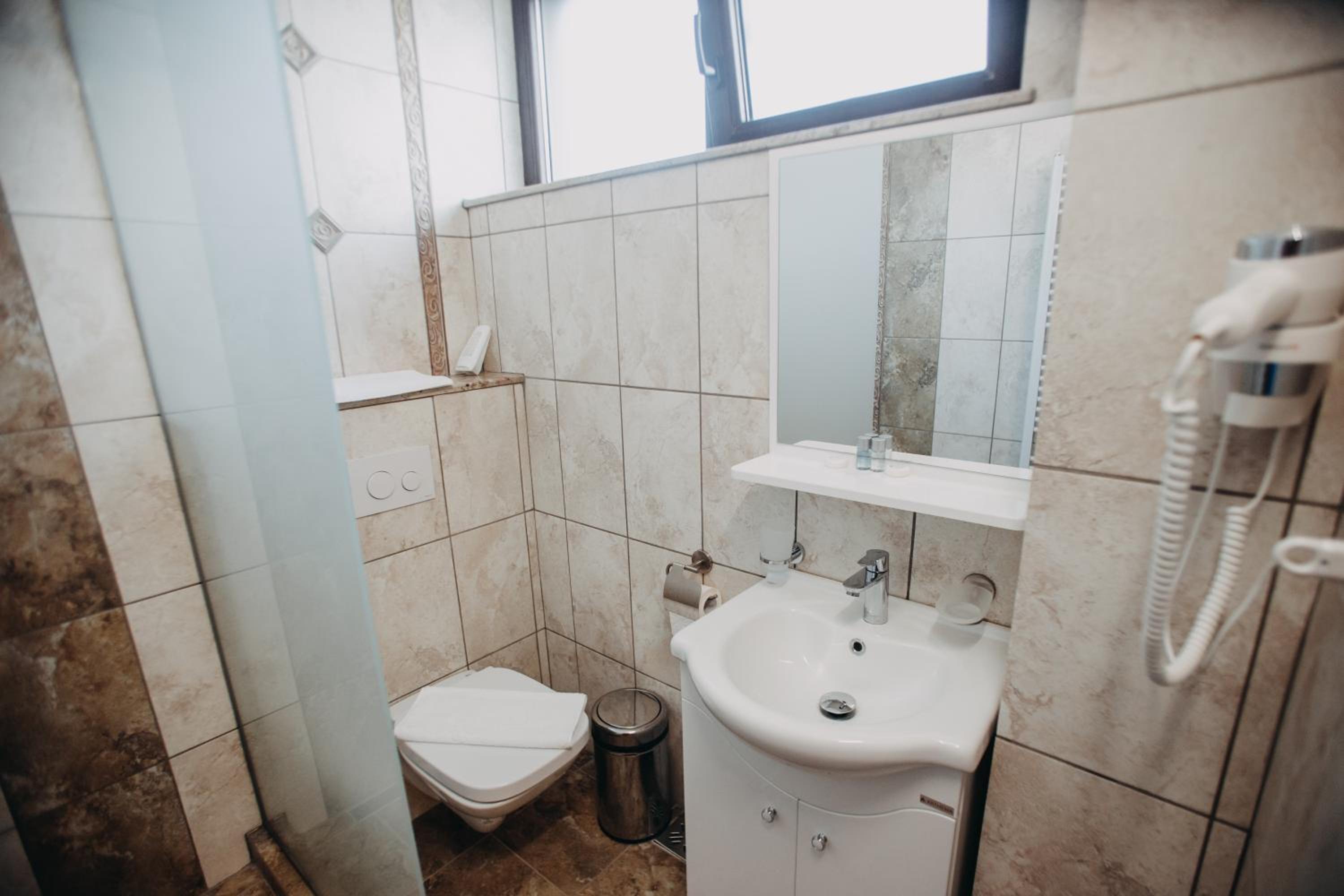 Twin Room - Photo 20