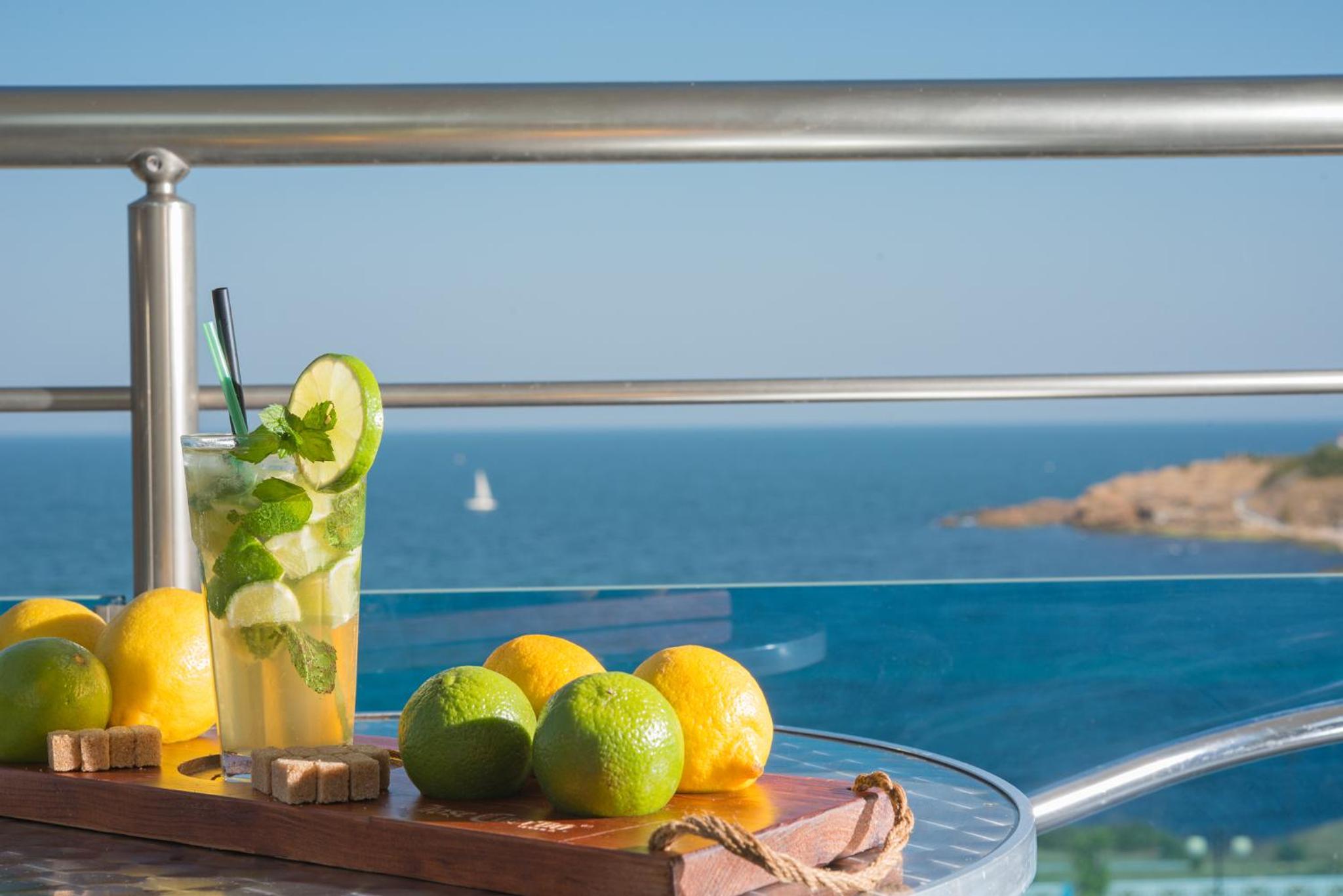 Double Room with Sea View - Photo 4