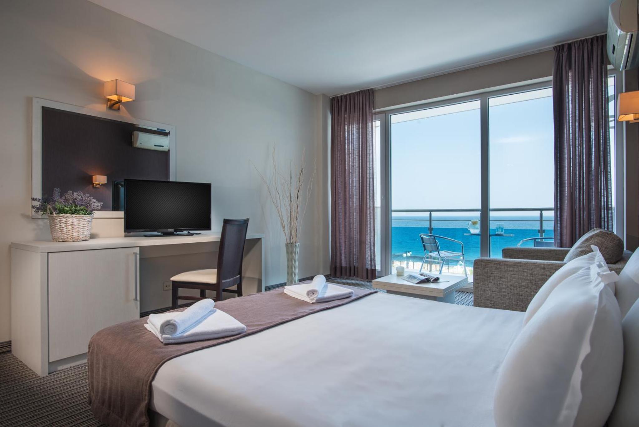 Deluxe Triple Room with Sea View - Photo 2