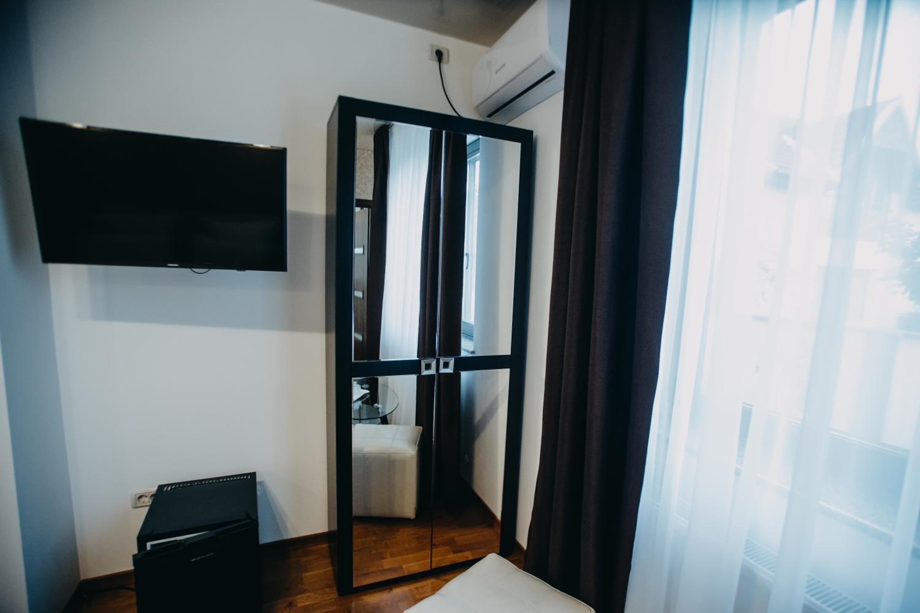 Large Double Room - Photo 16