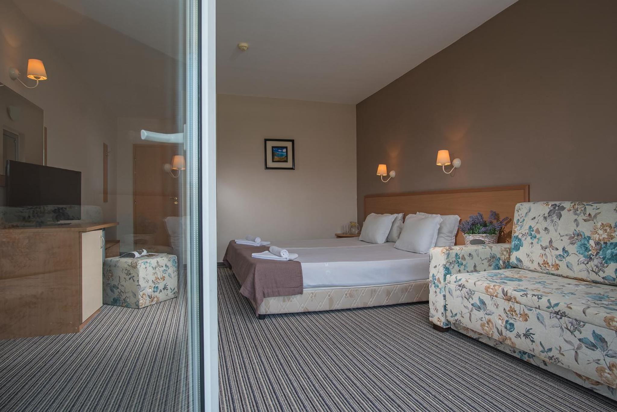 Deluxe Double Room with Pool View - Photo 2