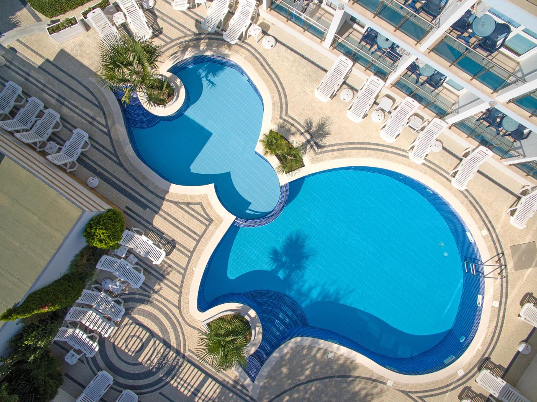Double Room with Pool View - Photo 3