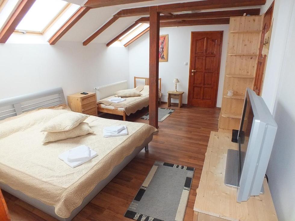Double Room with Private Bathroom - Photo 1