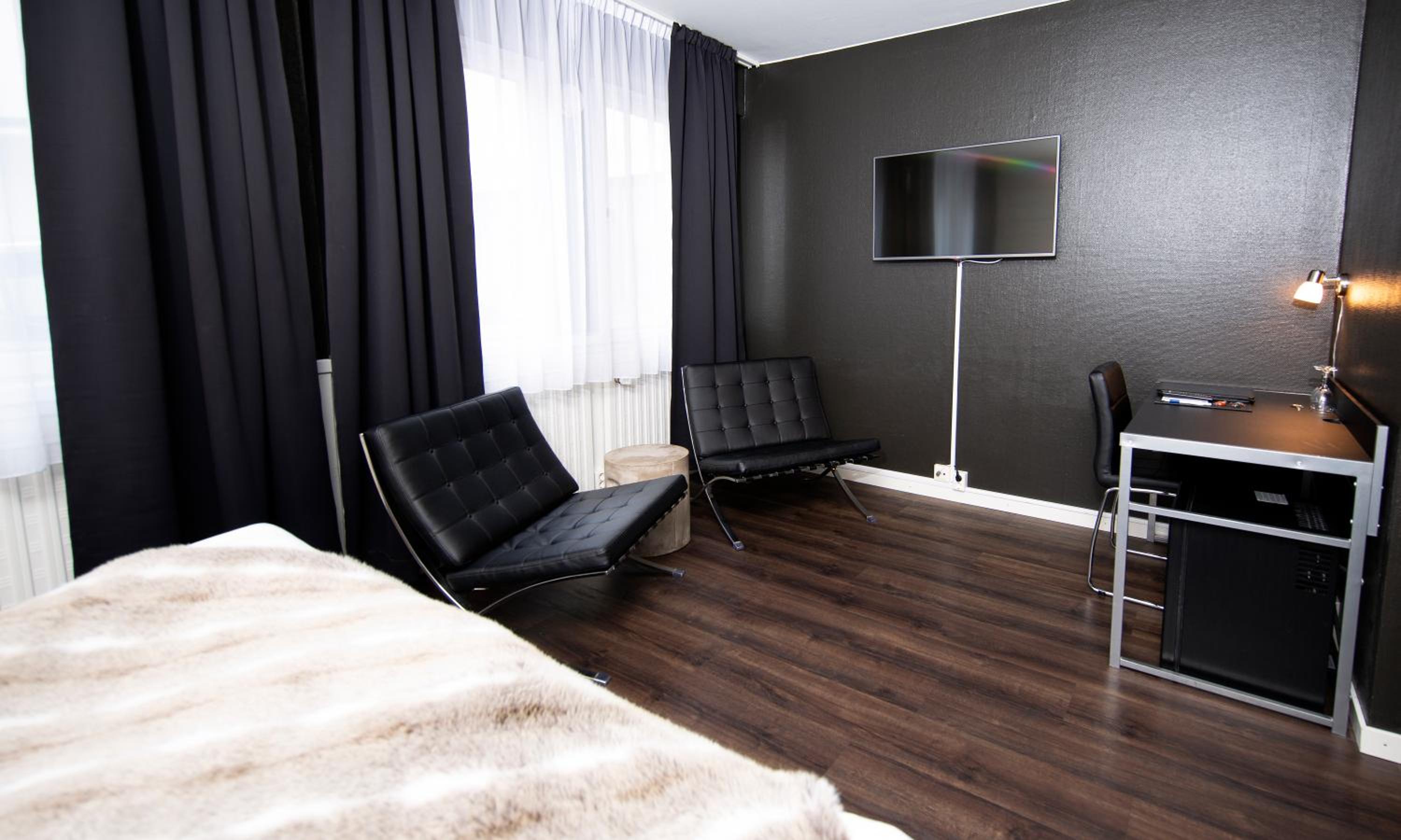 Standard Queen Room - Photo 8