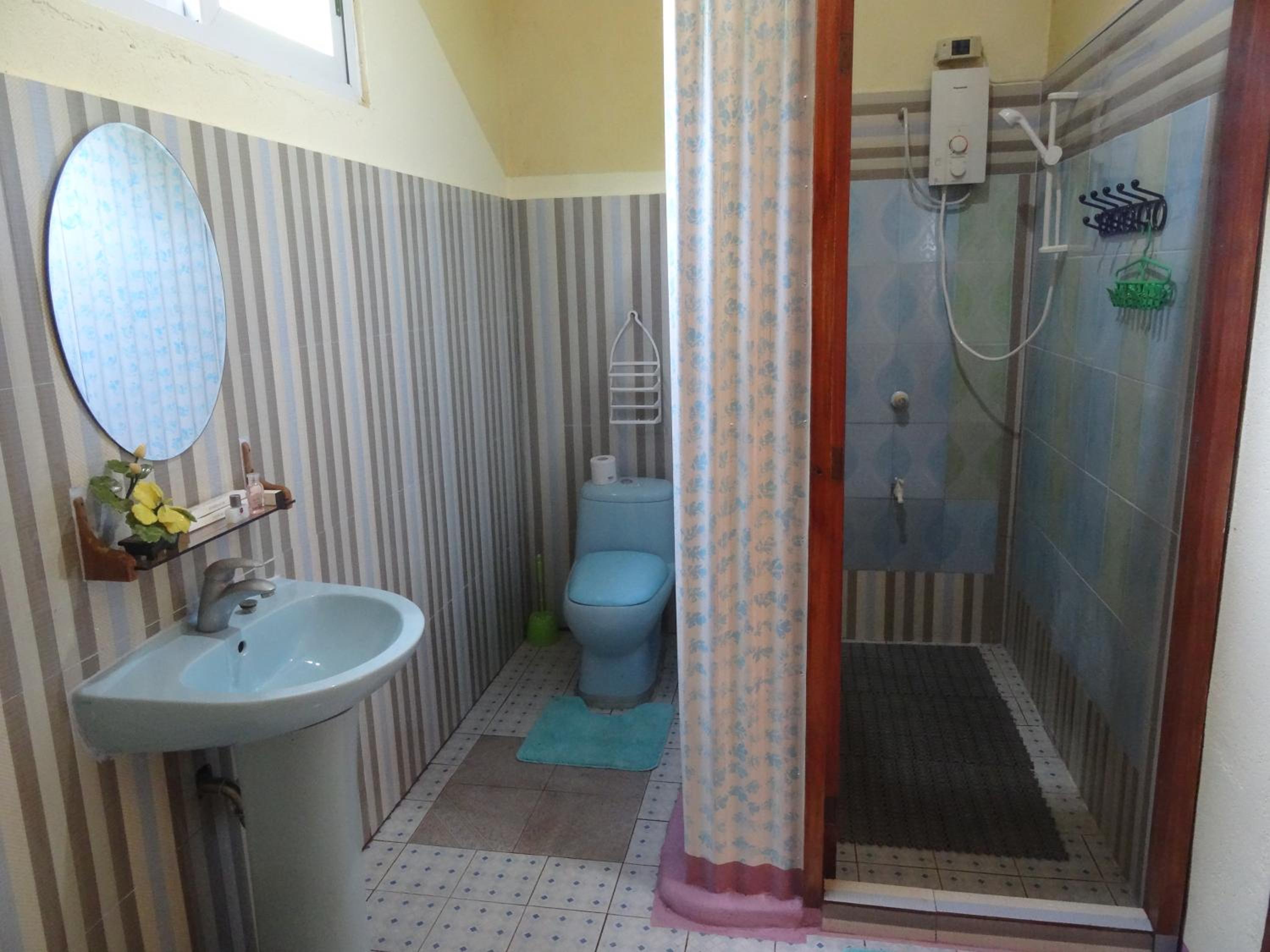 Family Room with Private Bathroom - Photo 2