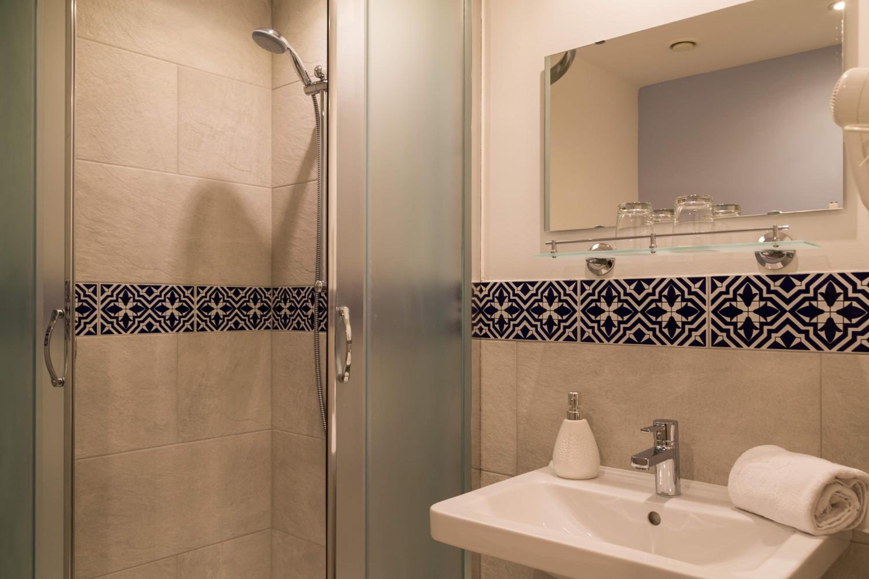 Deluxe Double or Twin Room - Photo 3