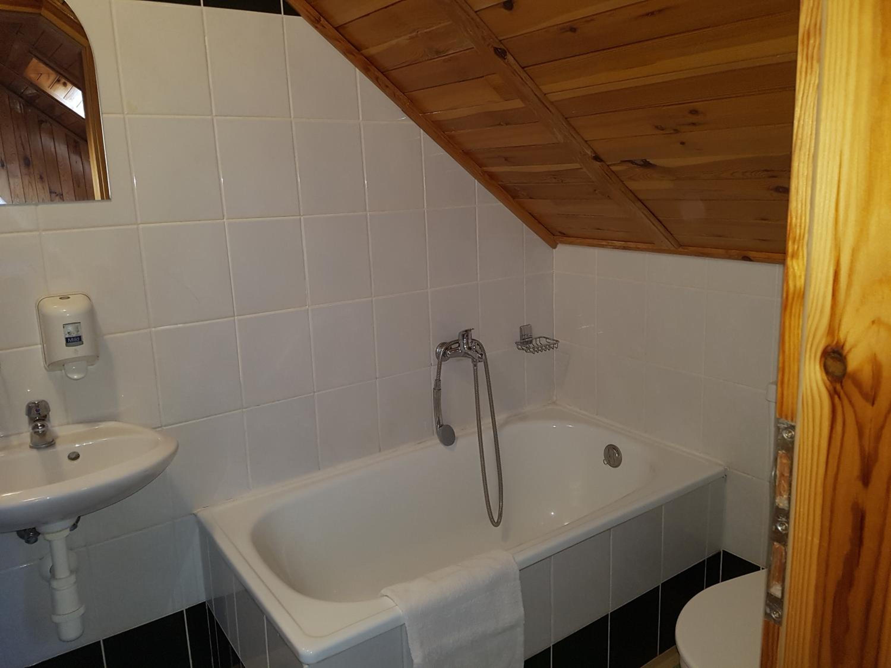 Standard Twin Room - Photo 4