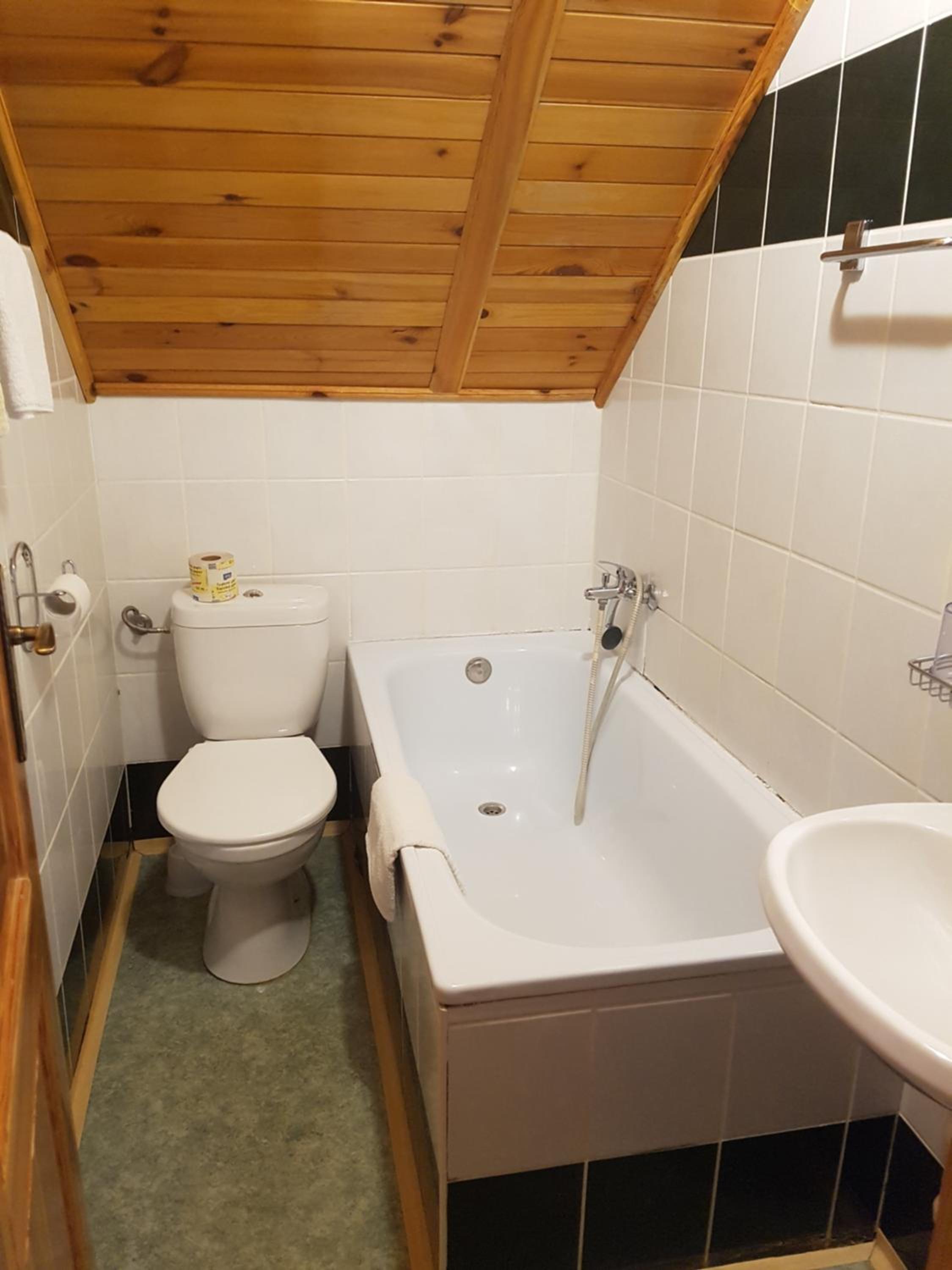 Standard Twin Room - Photo 3