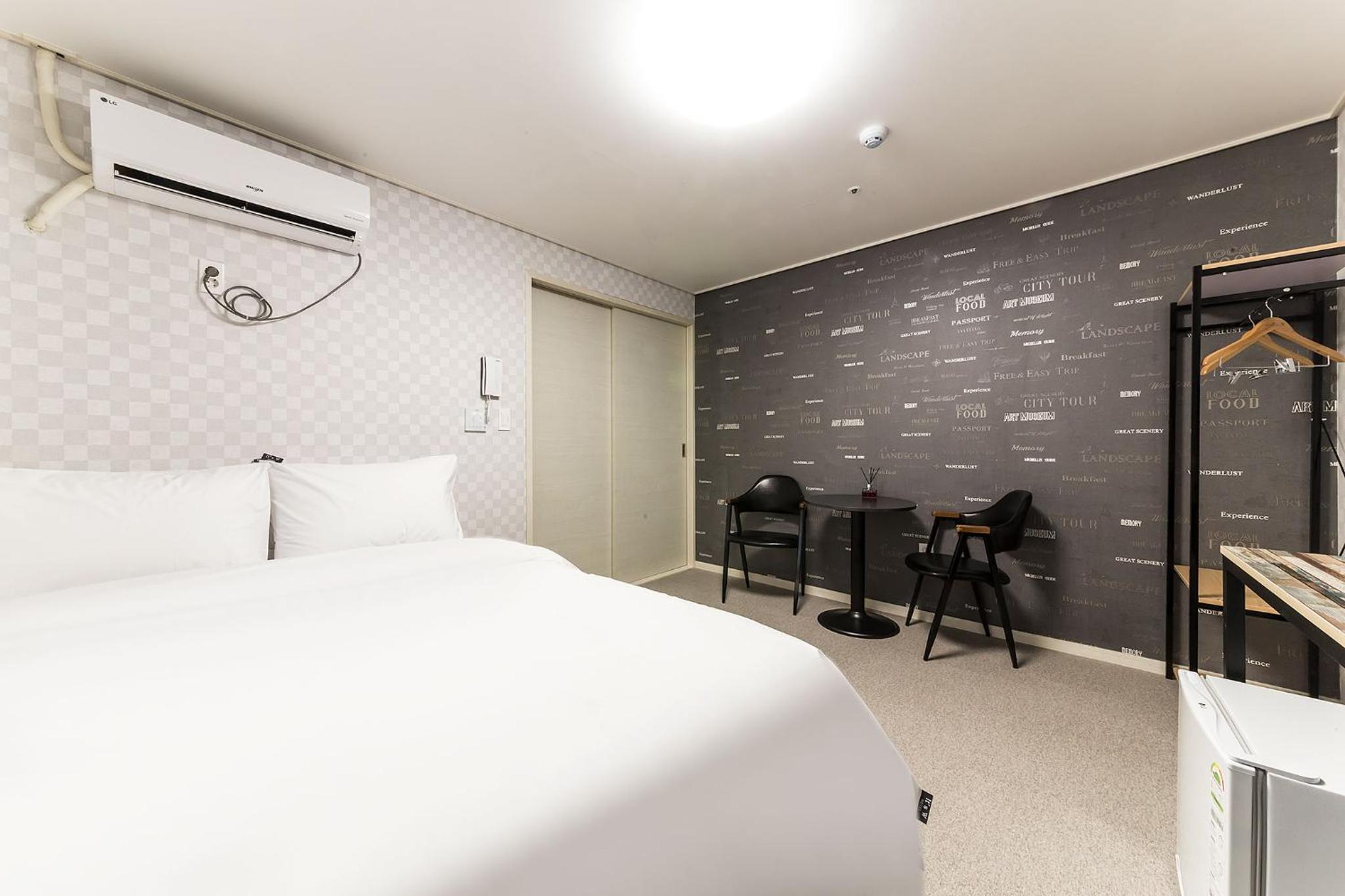 Standard Double Room - Photo 12