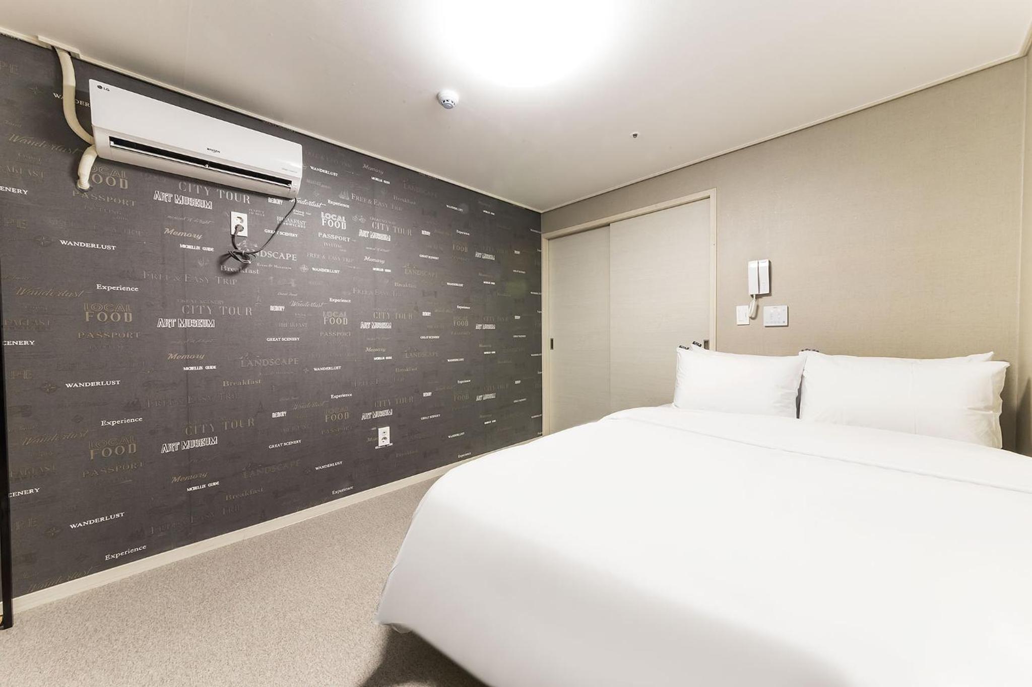 Standard Double Room - Photo 9