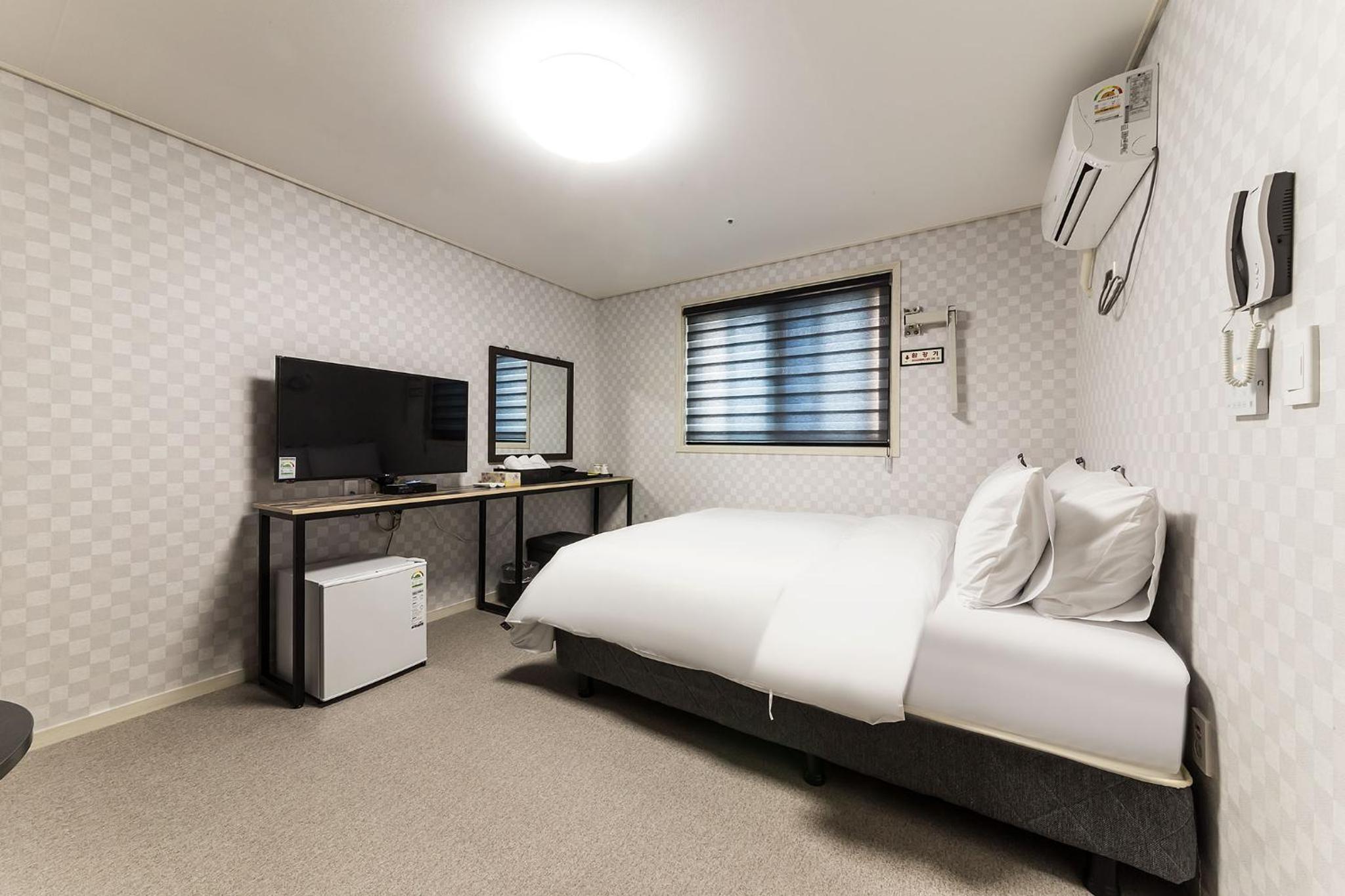 Standard Double Room - Photo 13