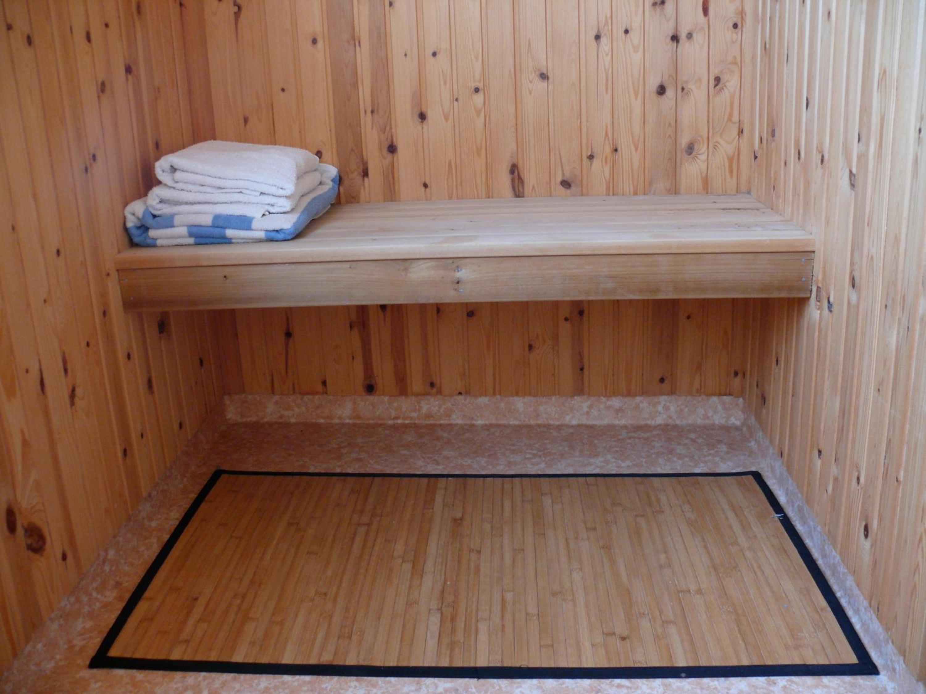 Four-Bedroom Lodge - Photo 8