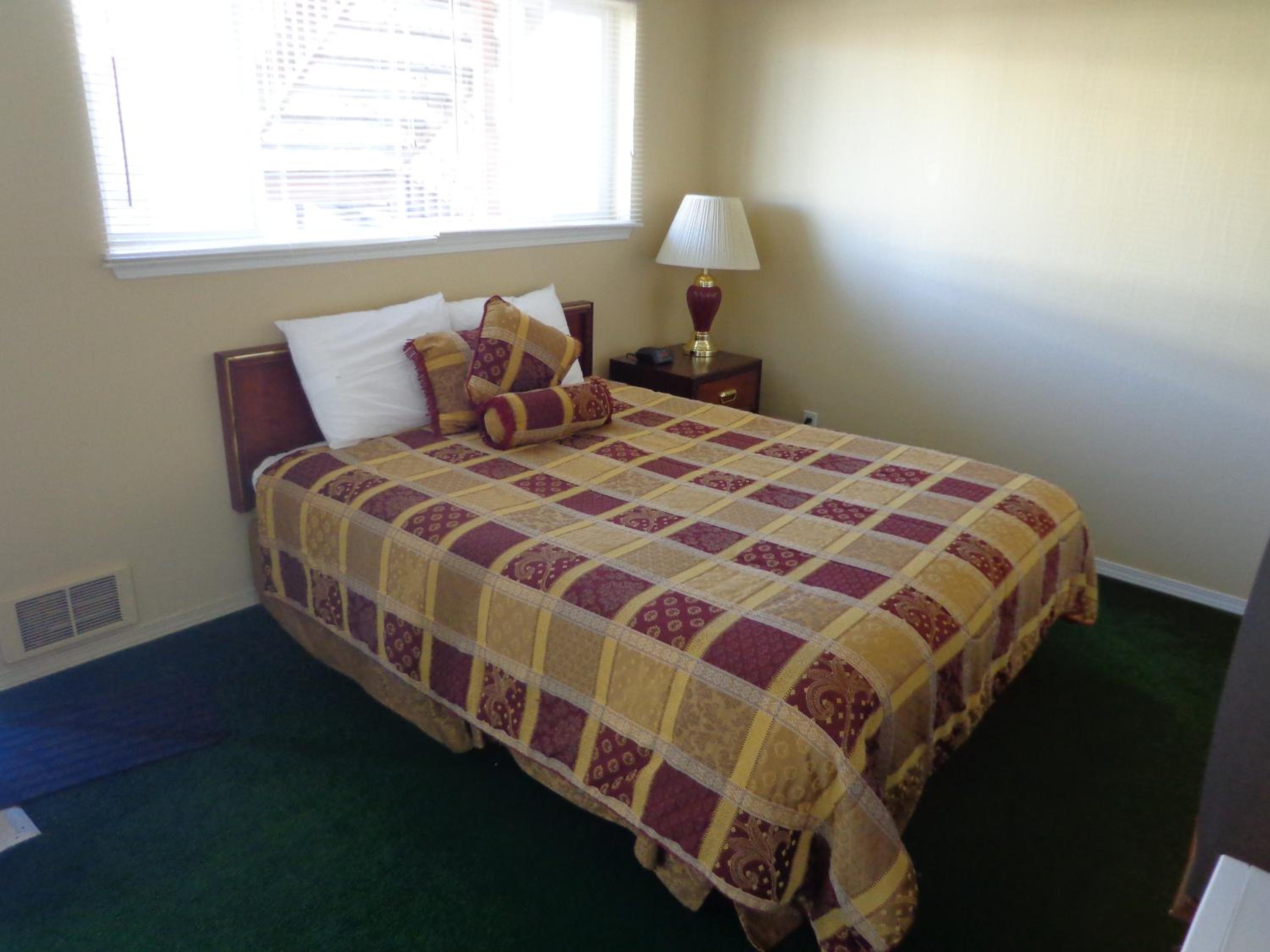 Two-Bedroom Suite with Two Queen Beds - Photo 11