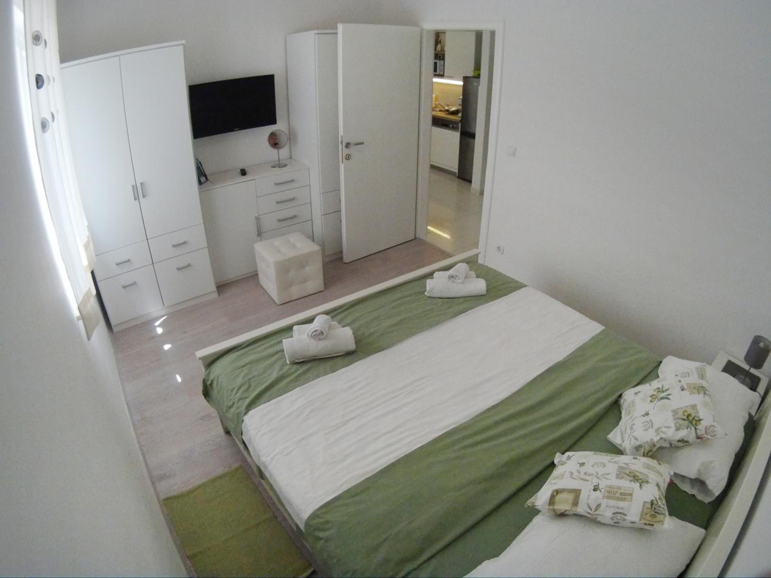 One-Bedroom Apartment photo 1
