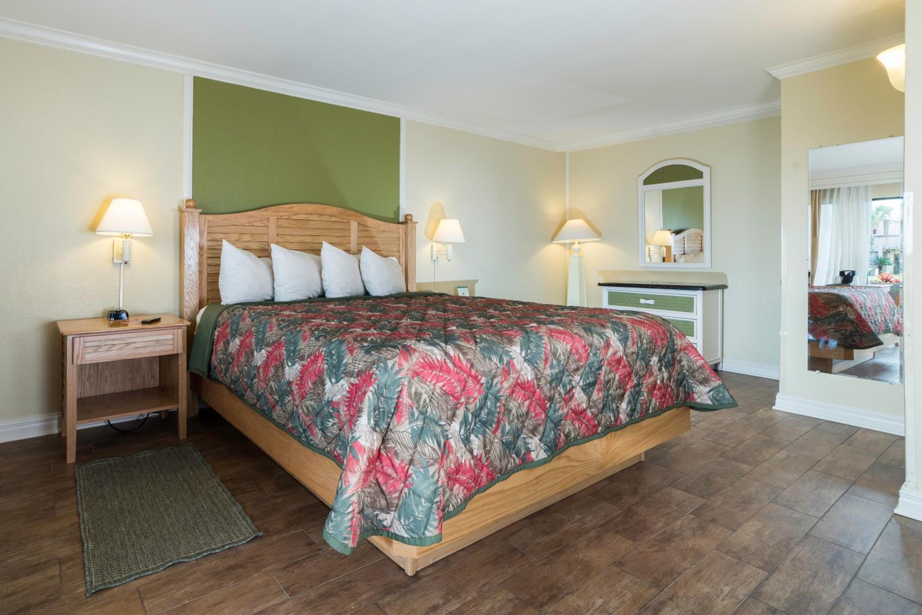 King Room with Pool View - Photo 5