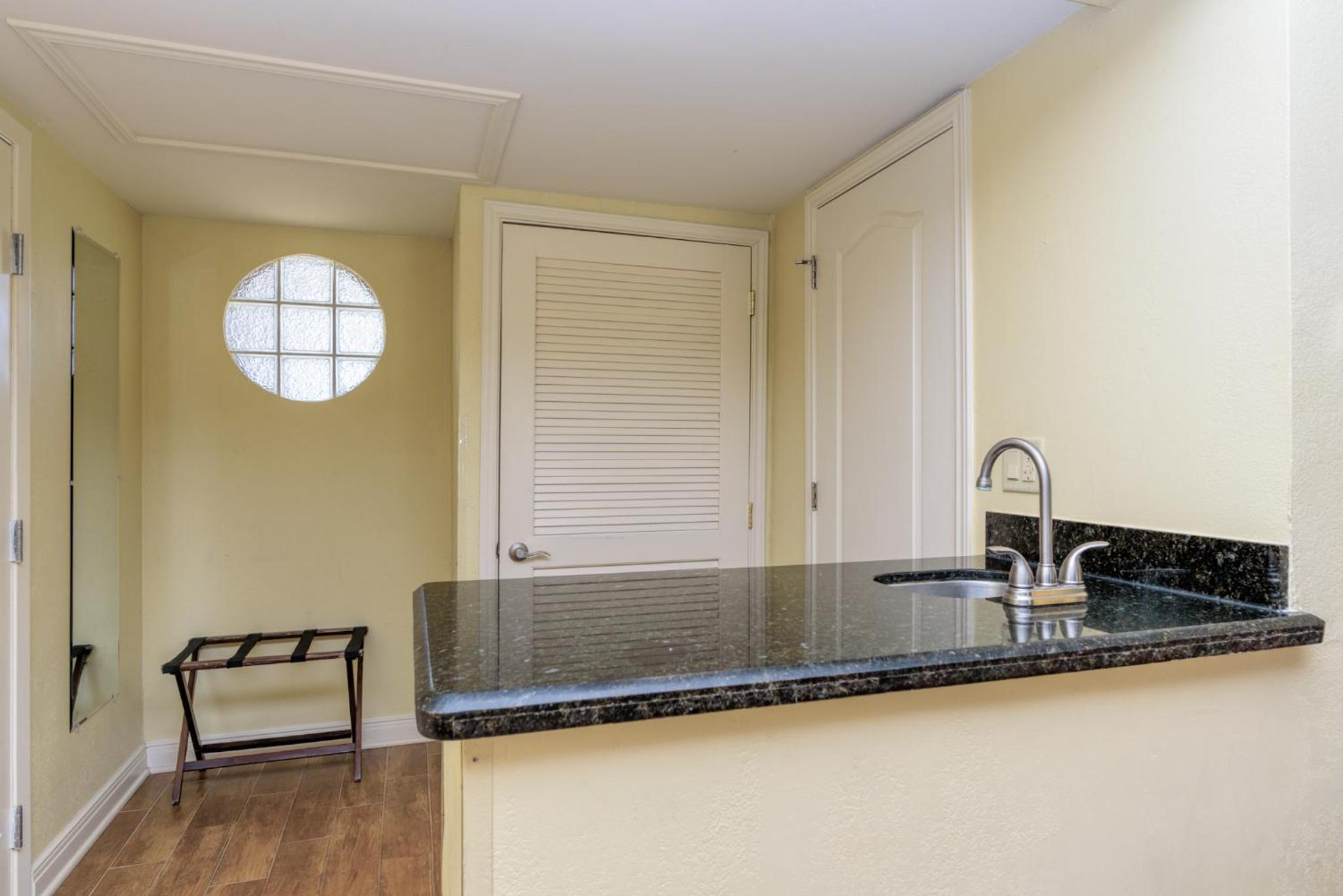 King Room with Partial Beach View - Photo 9