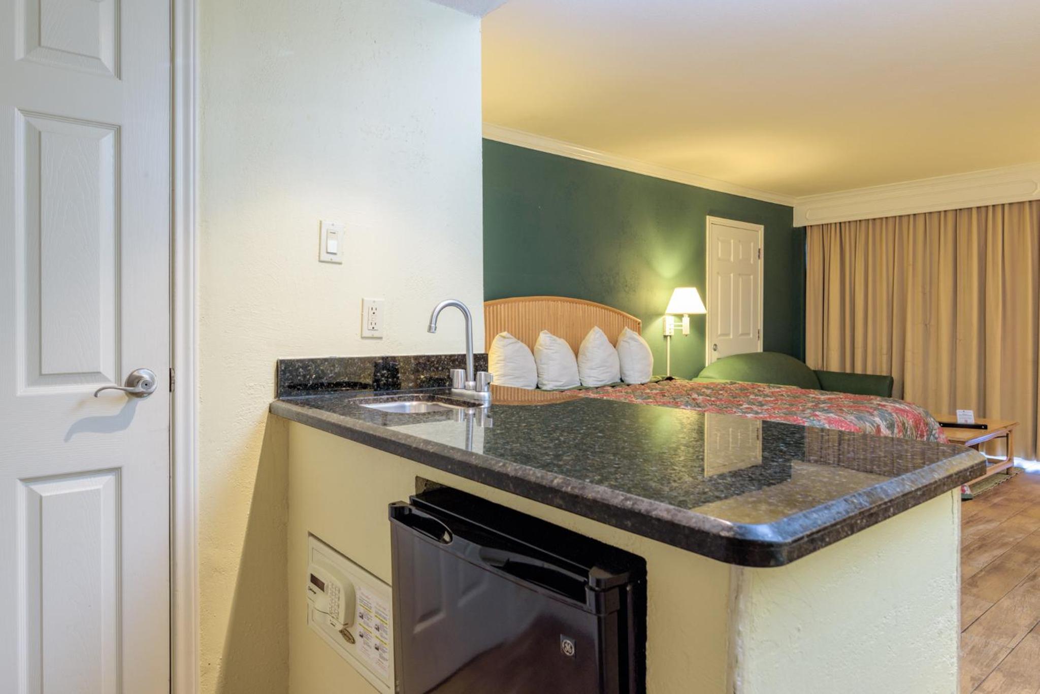 King Room with Partial Beach View - Photo 2