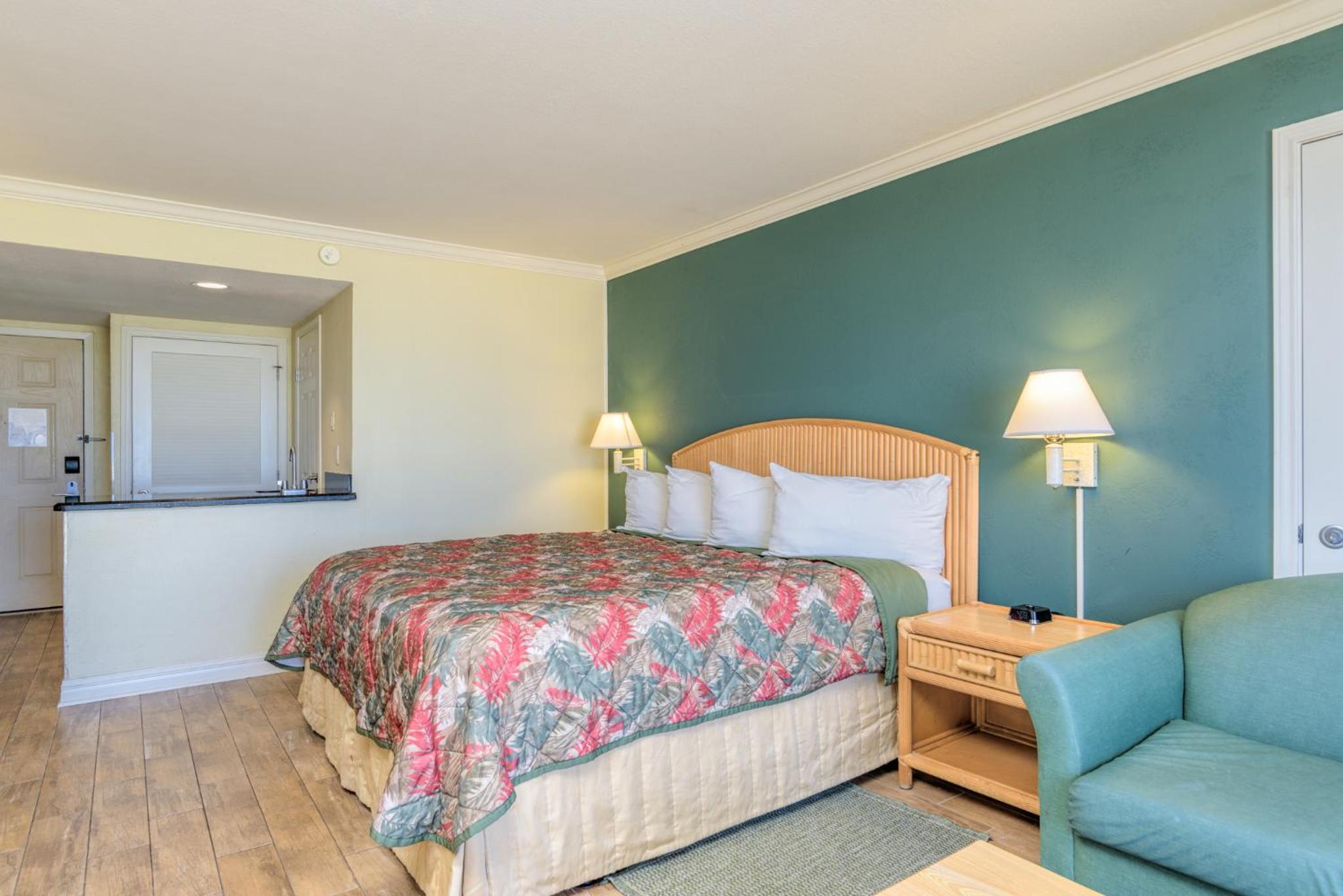 King Room with Partial Beach View - Photo 3