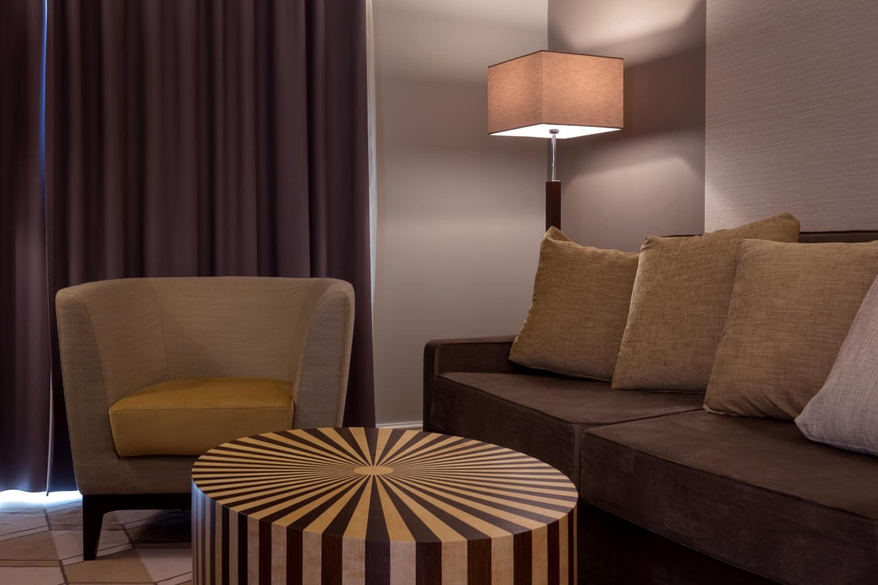 Suite - Photo 14