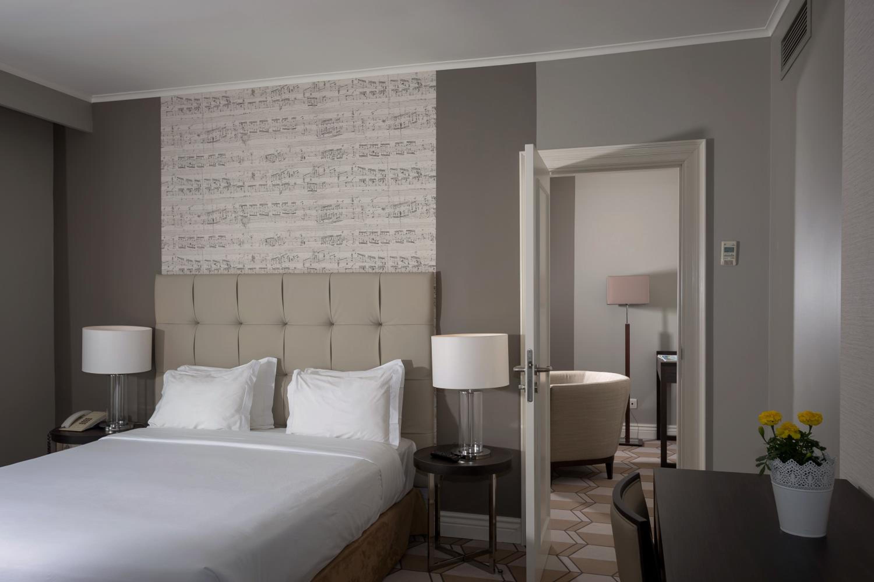 Suite - Photo 13