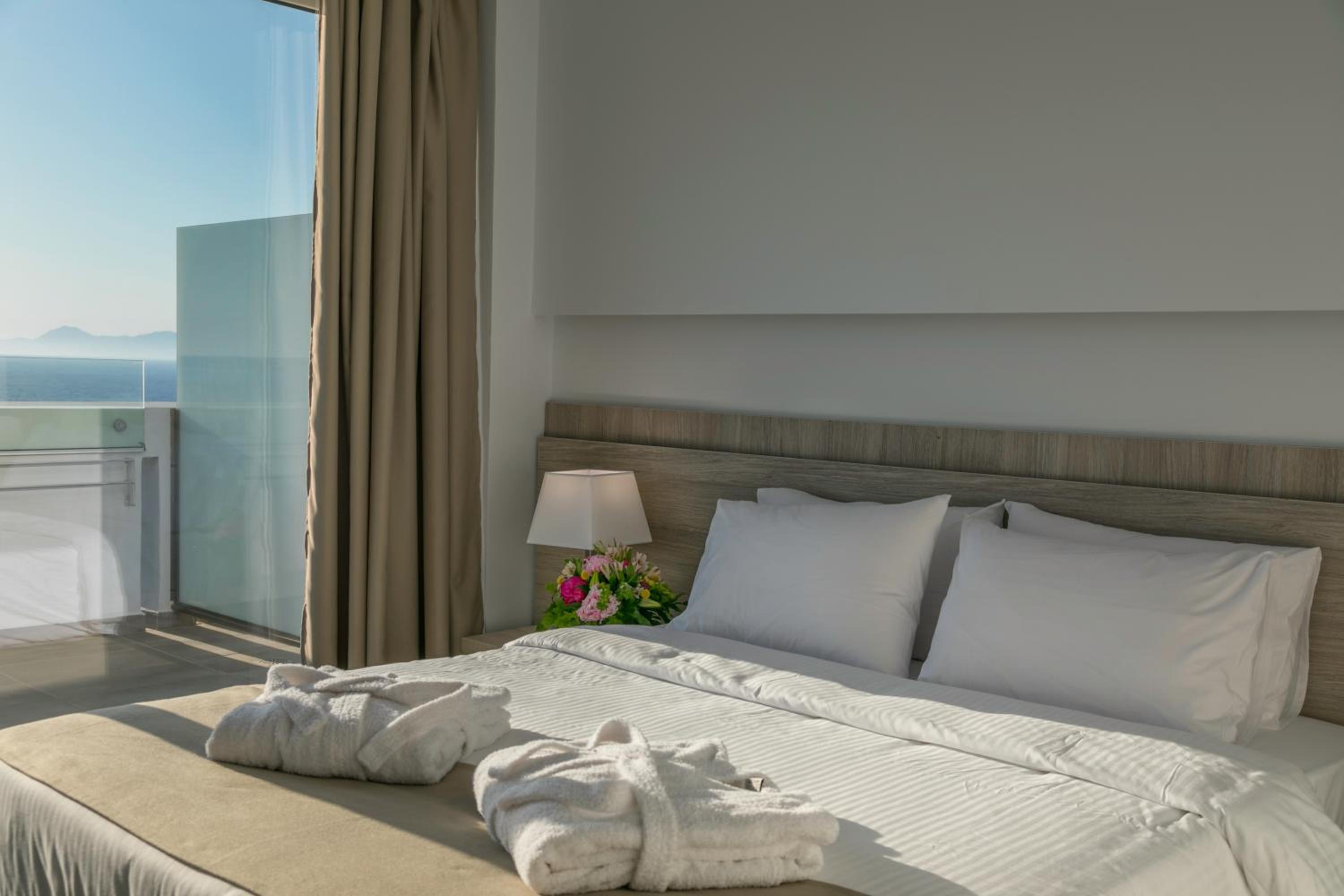 Double or Twin Room with Sea View thumbnail 5