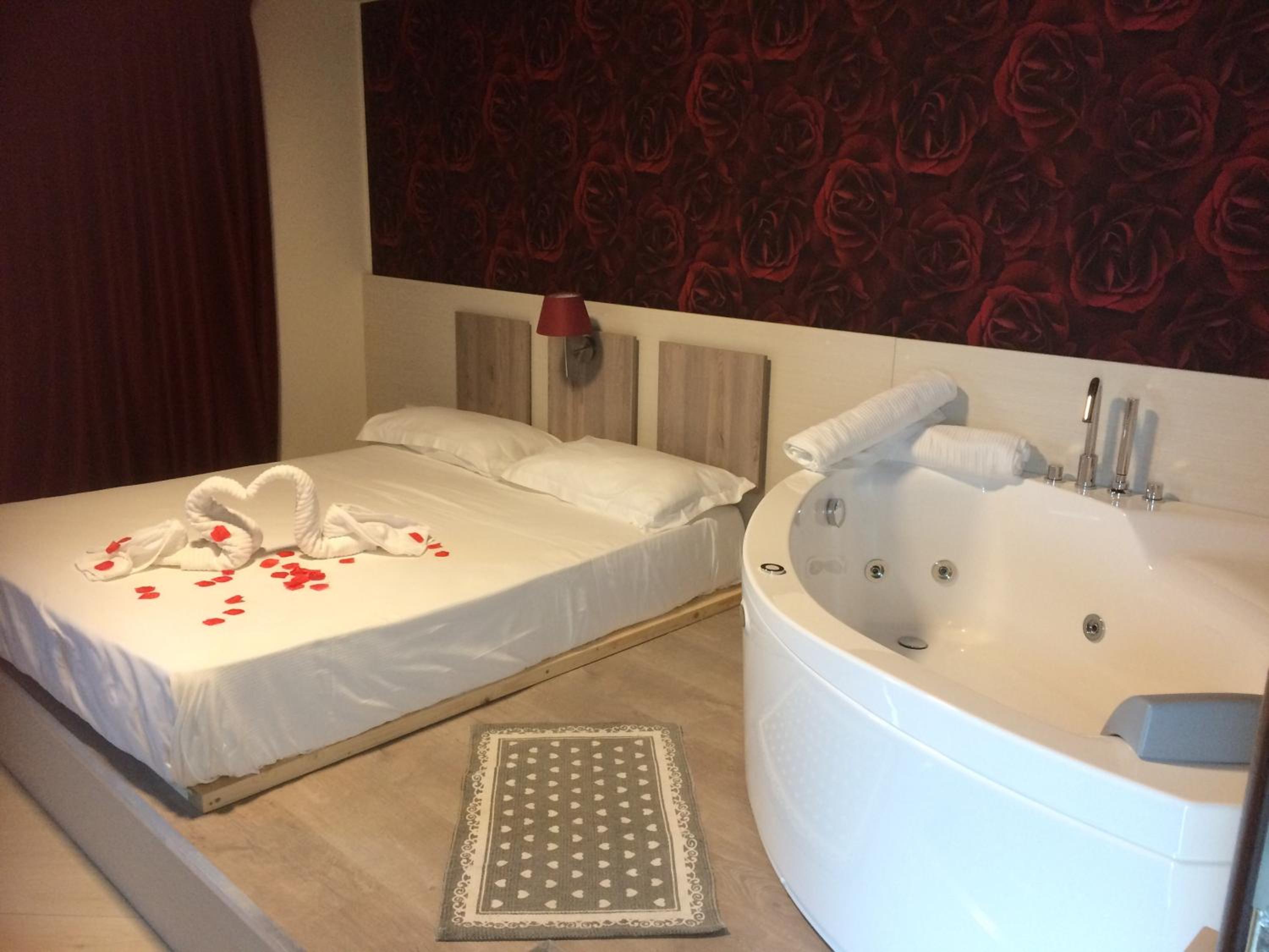 Suite with Hot Tub photo 1