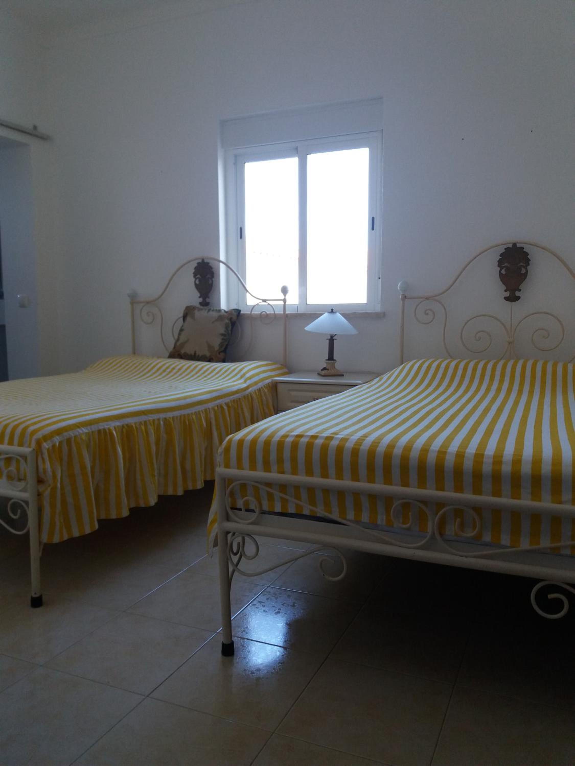 Twin Room - Photo 6