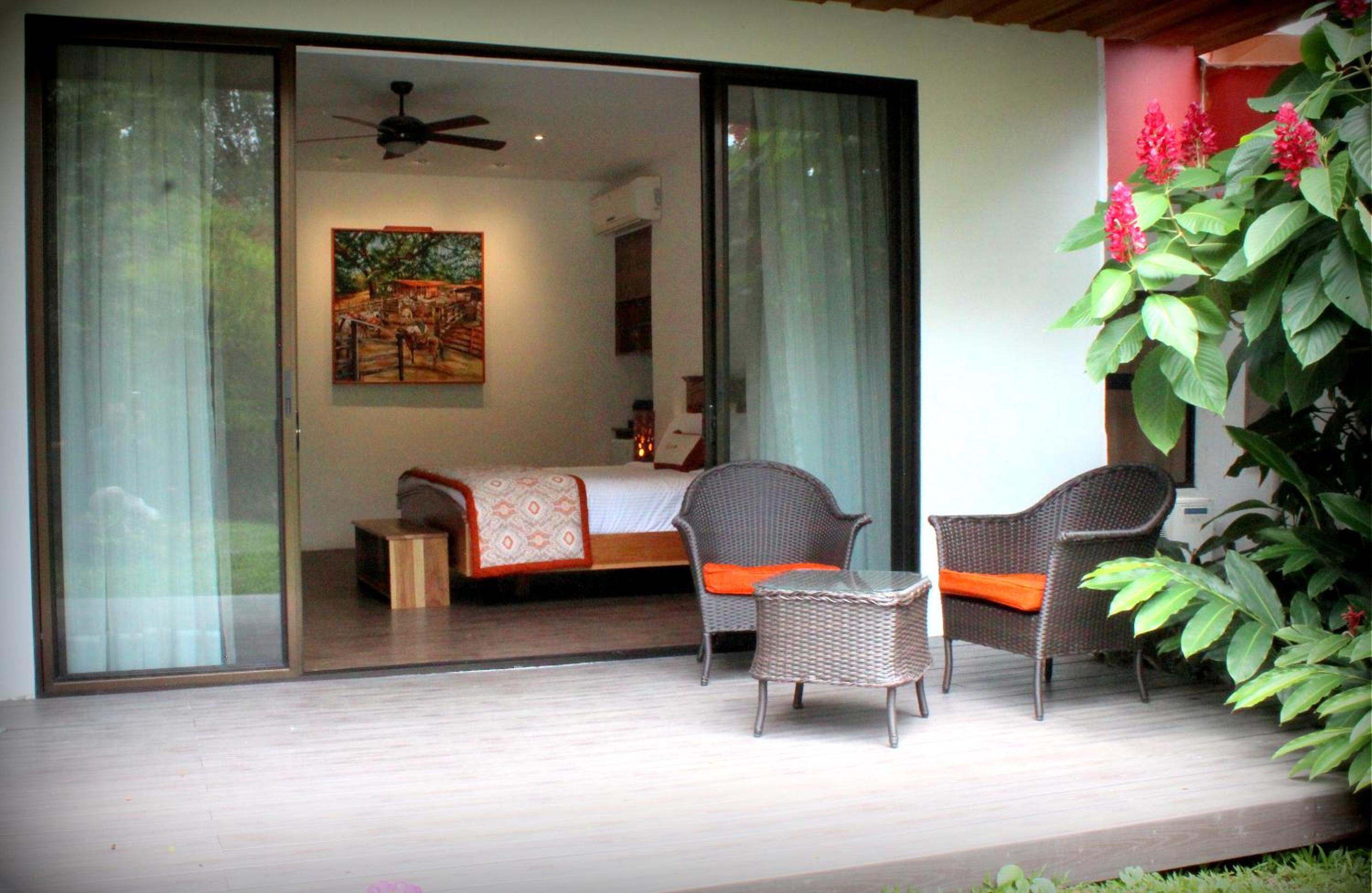 Suite - Photo 13