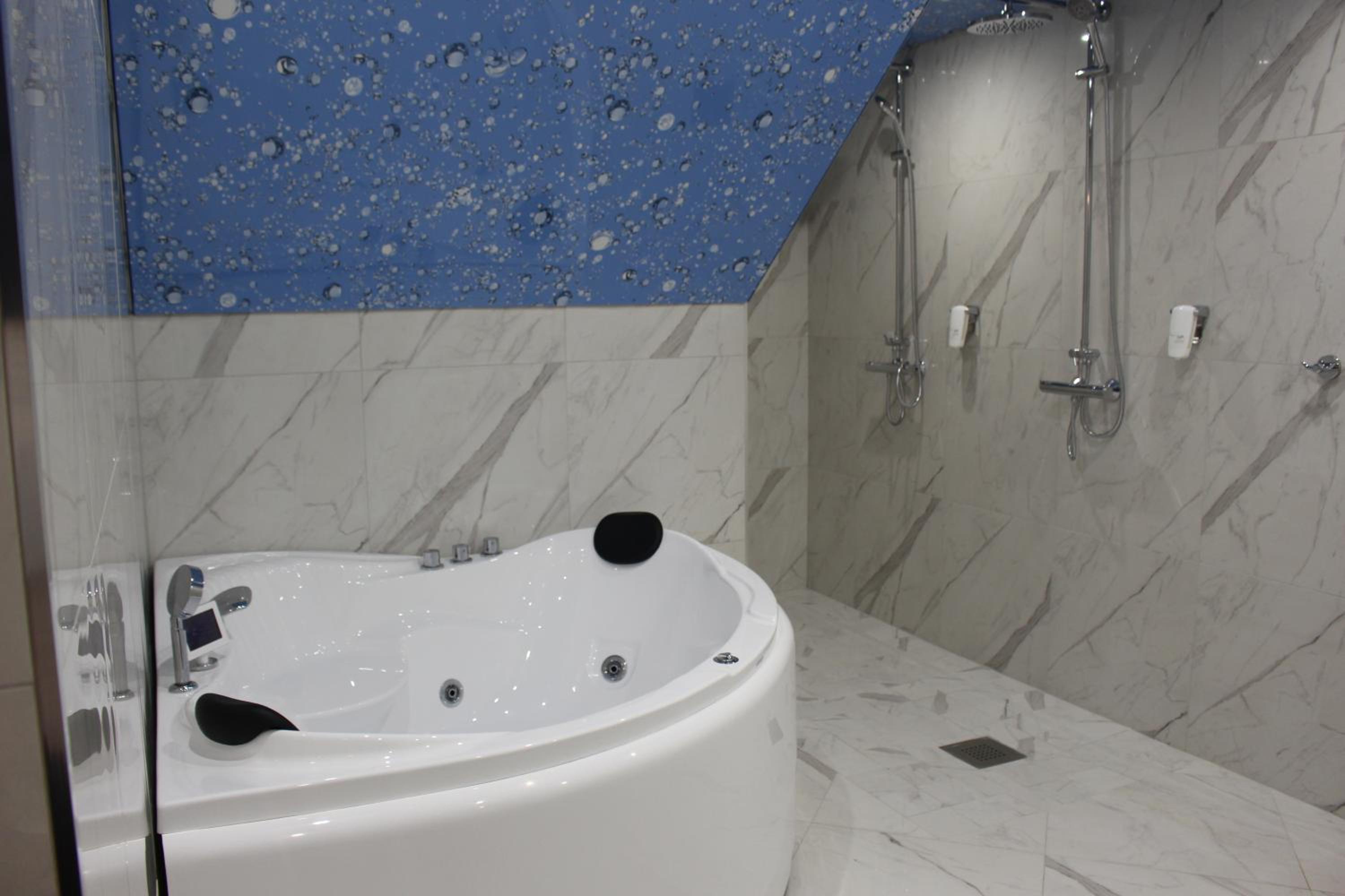 Double Room with Spa Bath photo 3