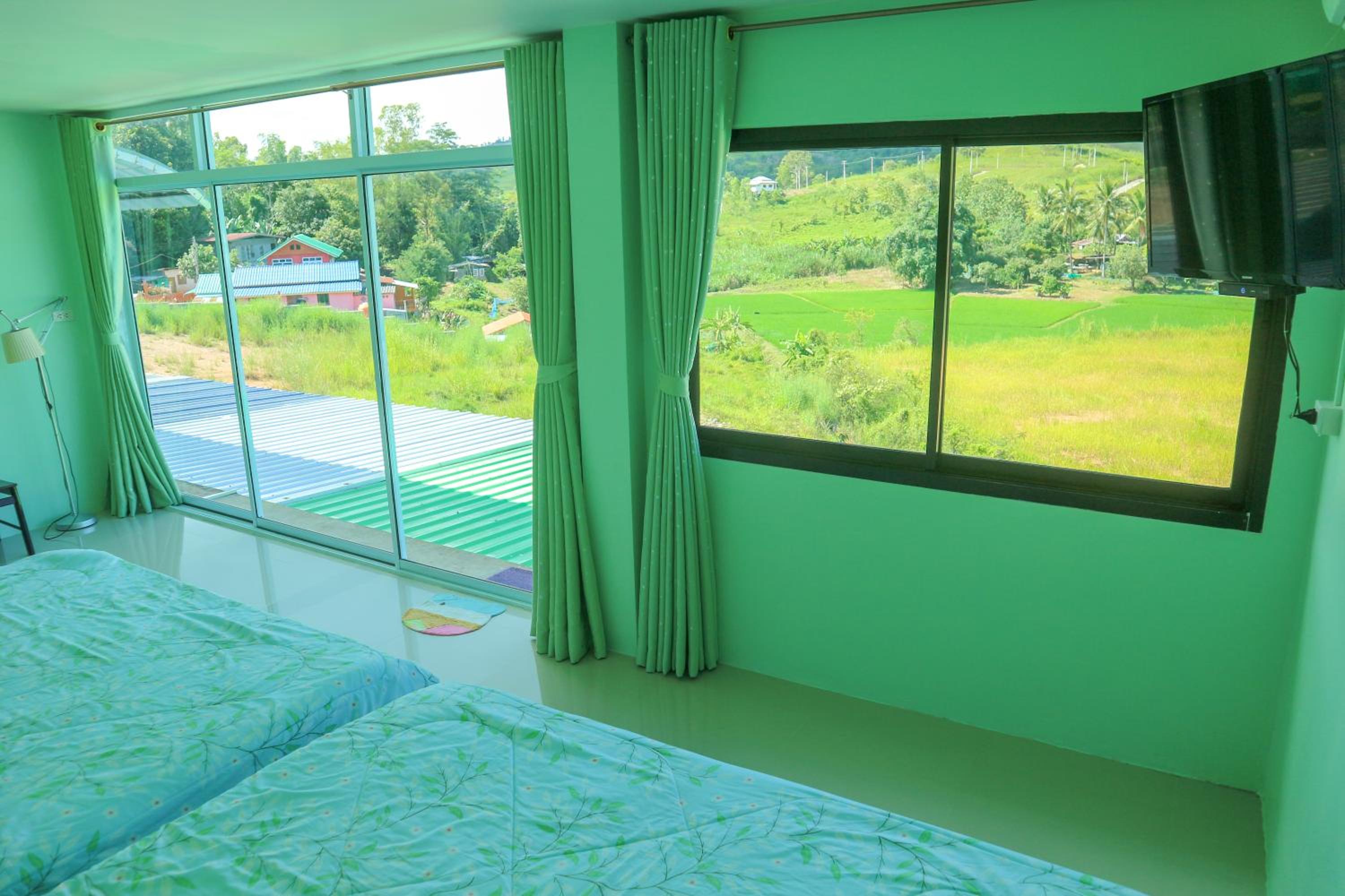 Family Room with Mountain View - Photo 4