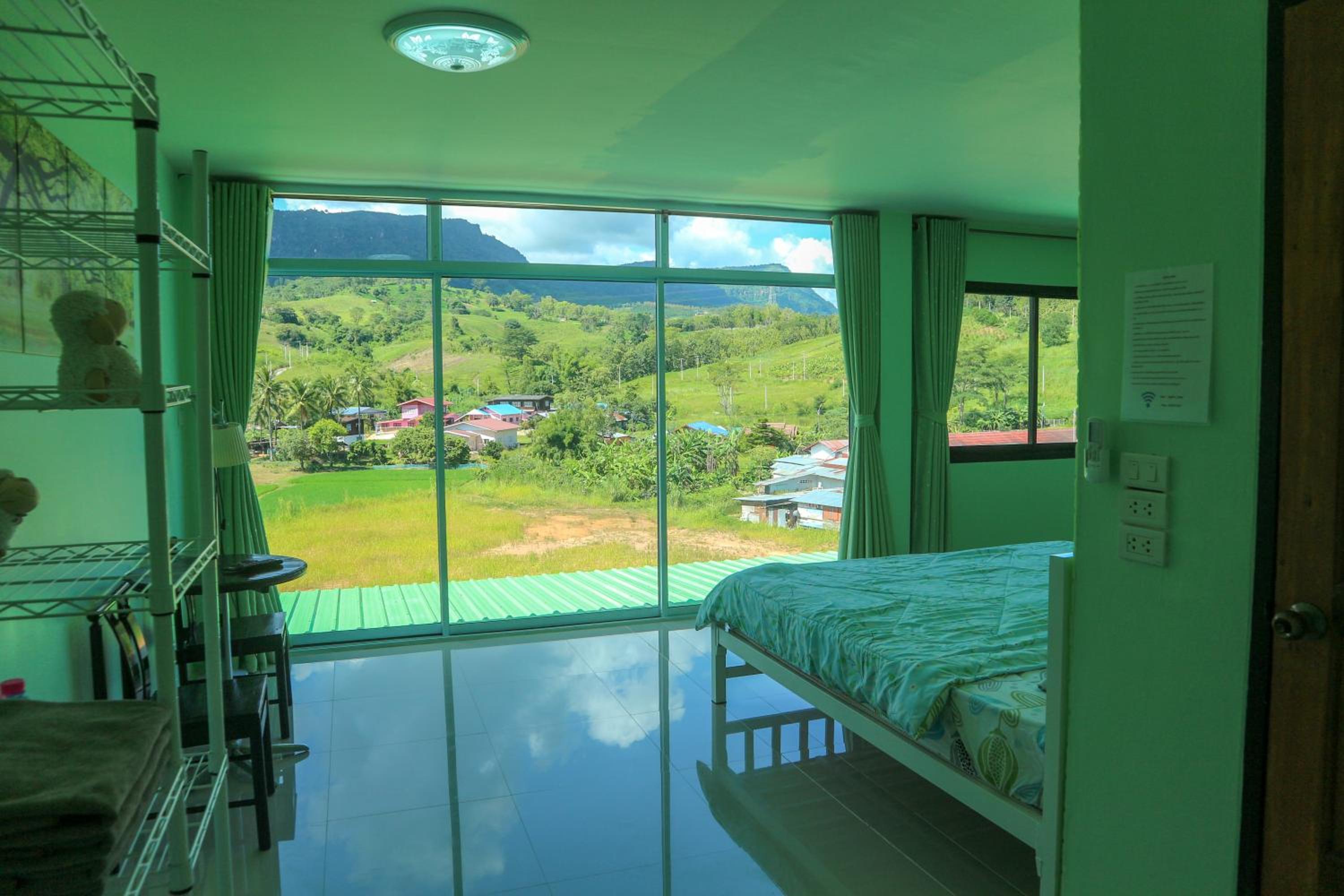 Family Room with Mountain View - Photo 2