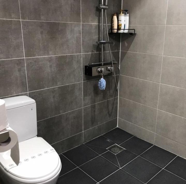 Family Room with Private Bathroom photo 2