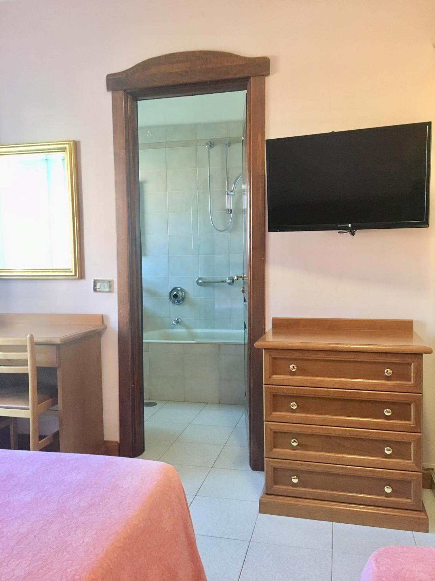 Family Room (2 Adults + 1 Child)