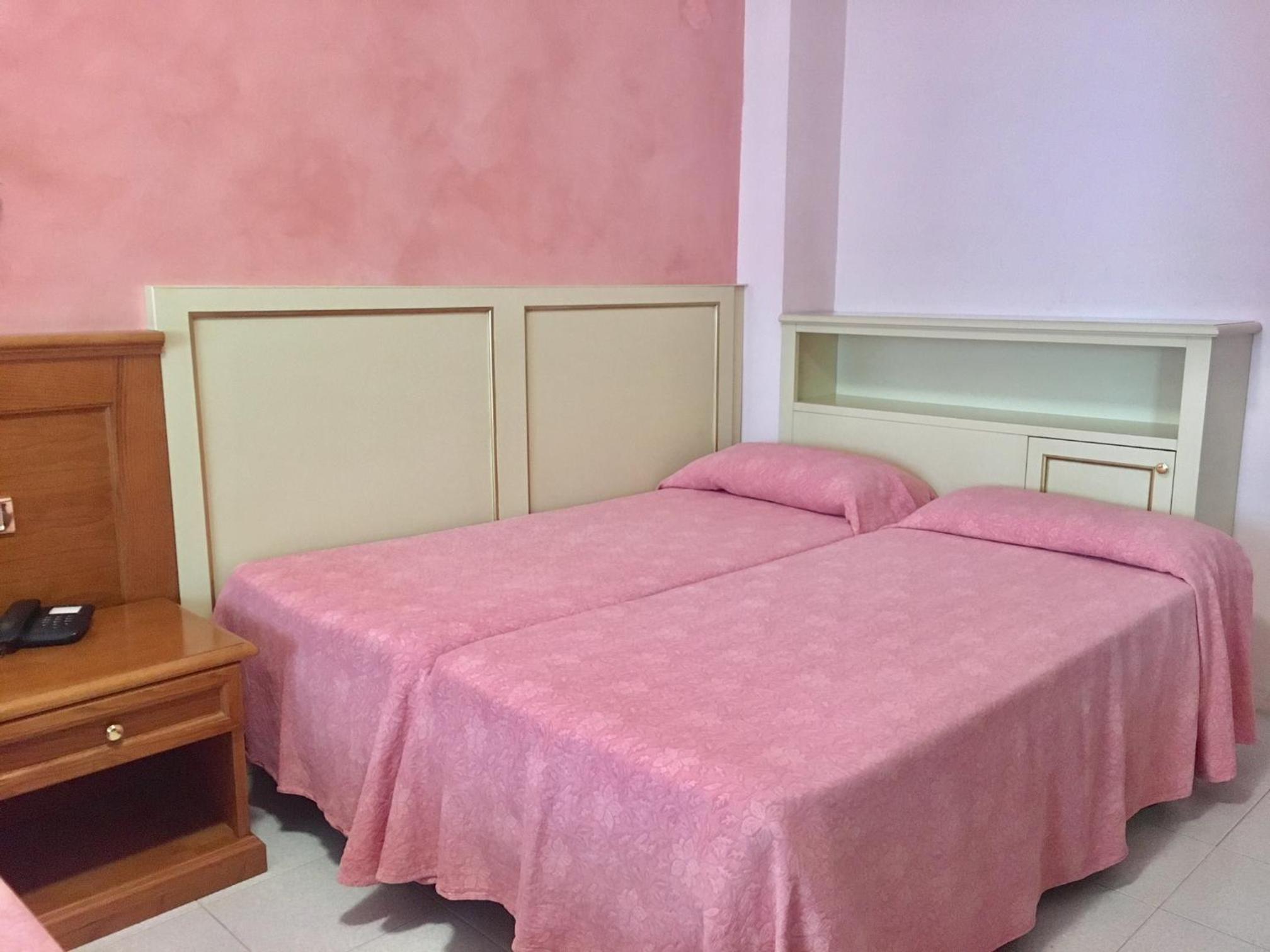 Family Room (2 Adults + 2 Children)