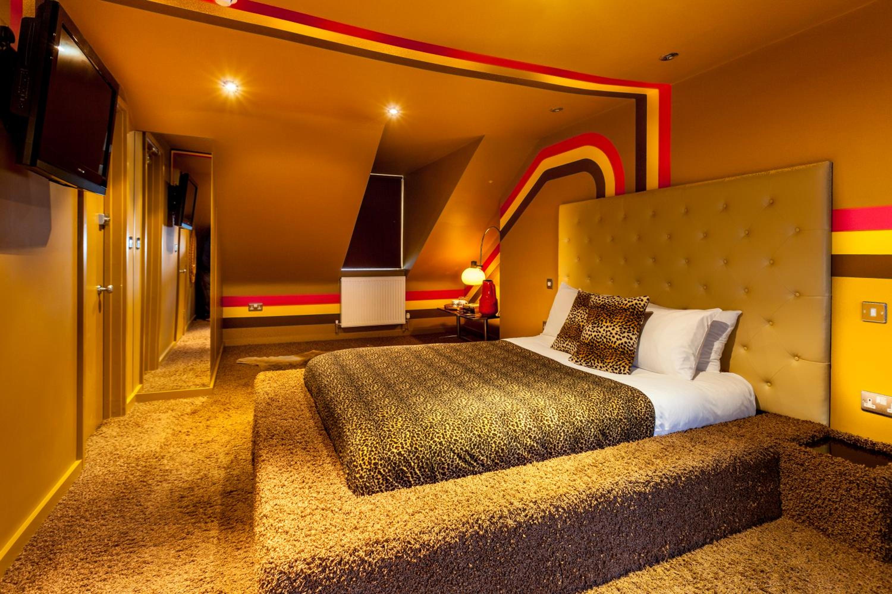 Suite 71 En-Suite - Photo 2