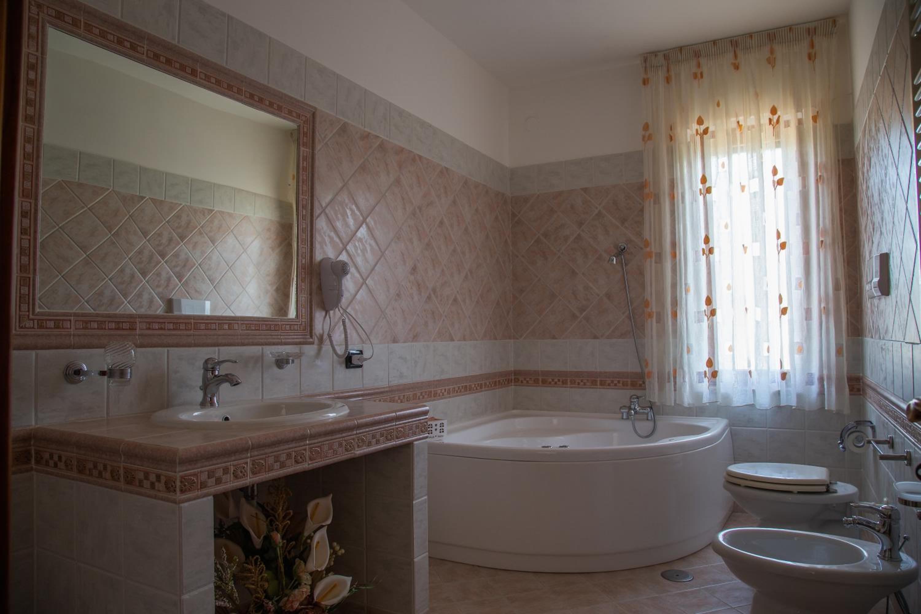 King Room with Spa Bath - Photo 8