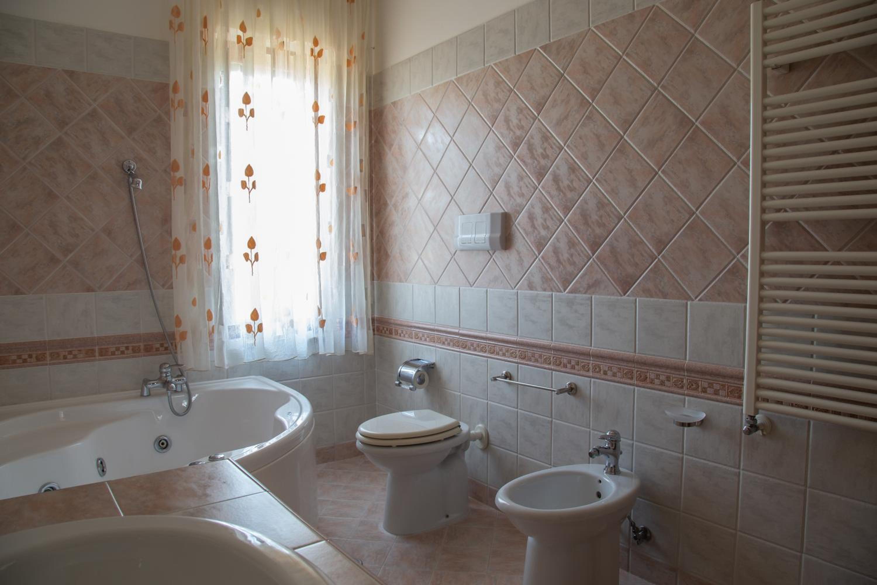 King Room with Spa Bath - Photo 7