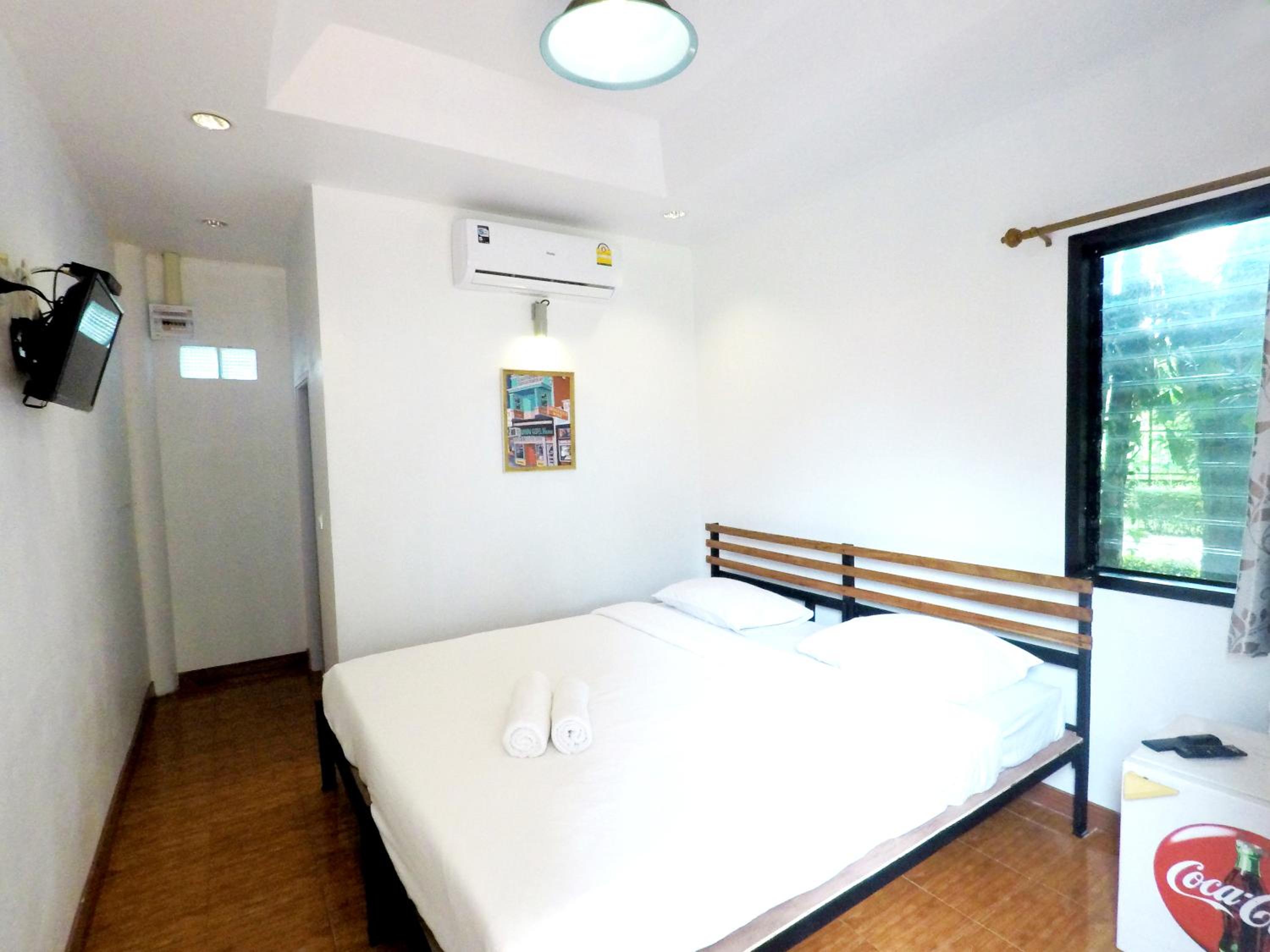 Queen Room with Balcony - Photo 19