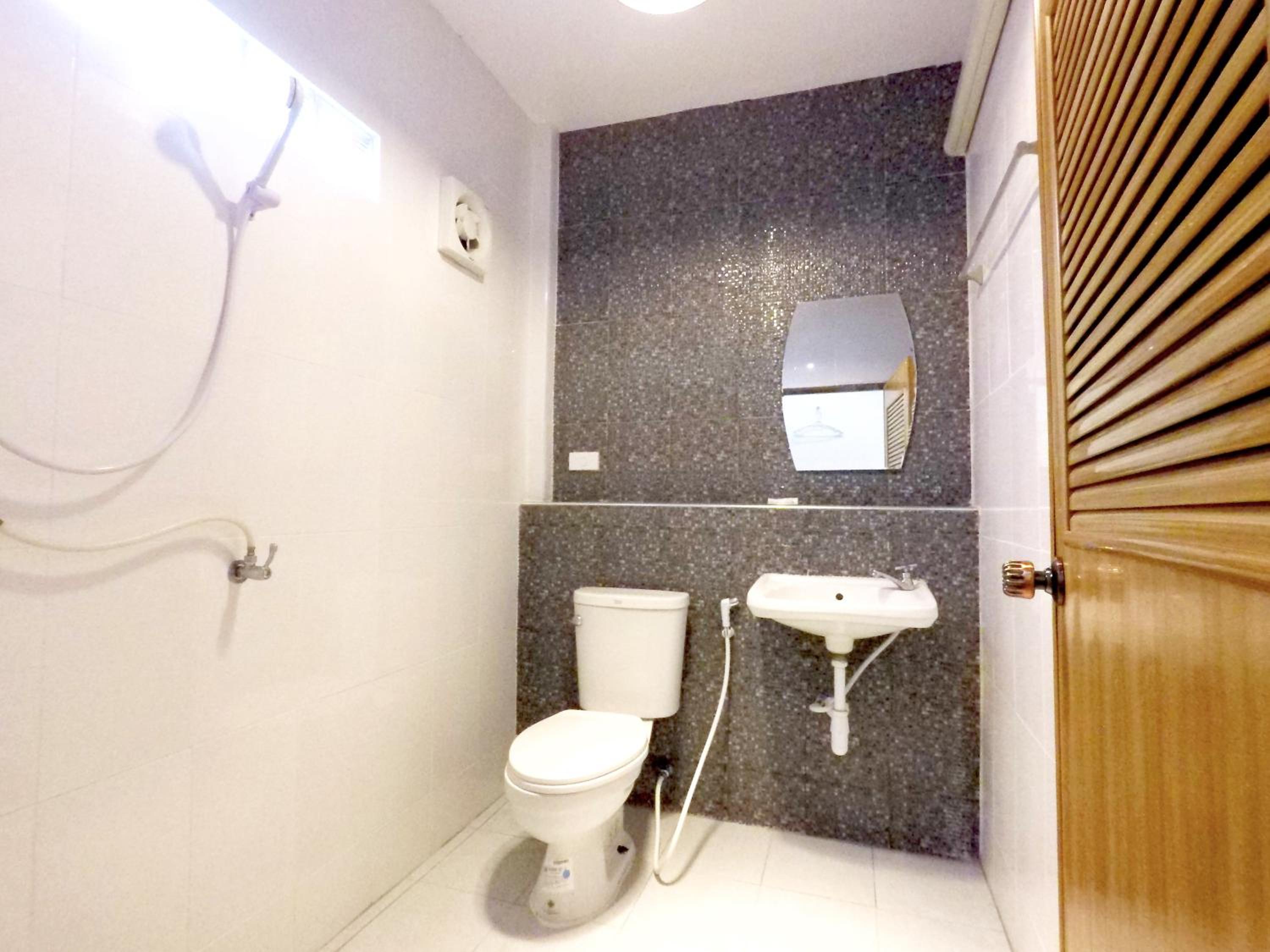 Queen Room with Balcony - Photo 17