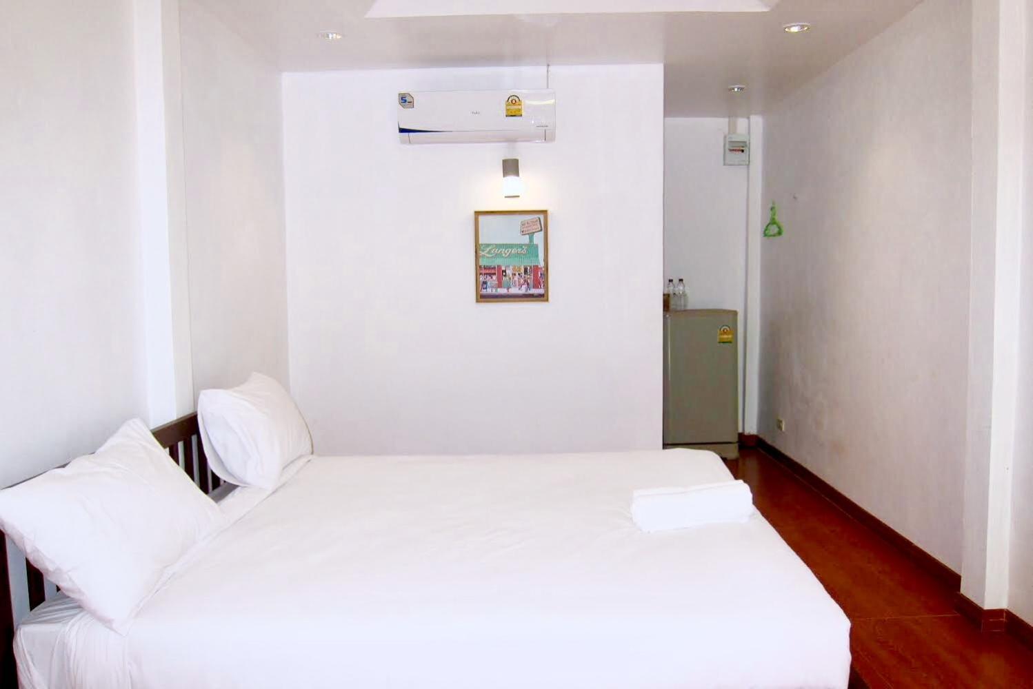 Queen Room with Balcony - Photo 13