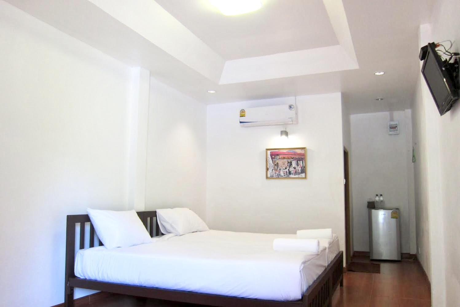 Queen Room with Balcony - Photo 6