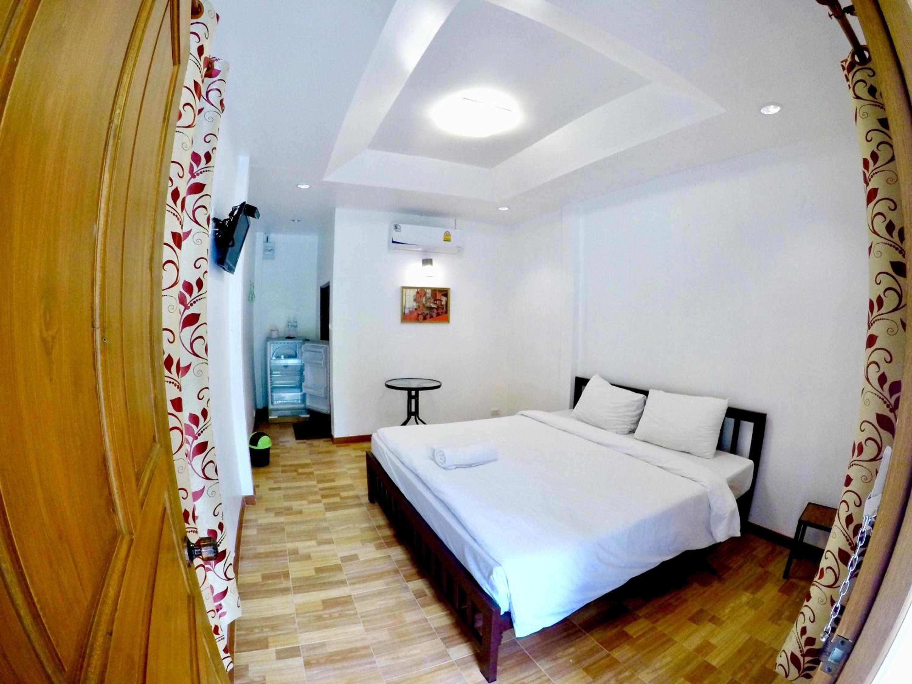 Queen Room with Balcony - Photo 4