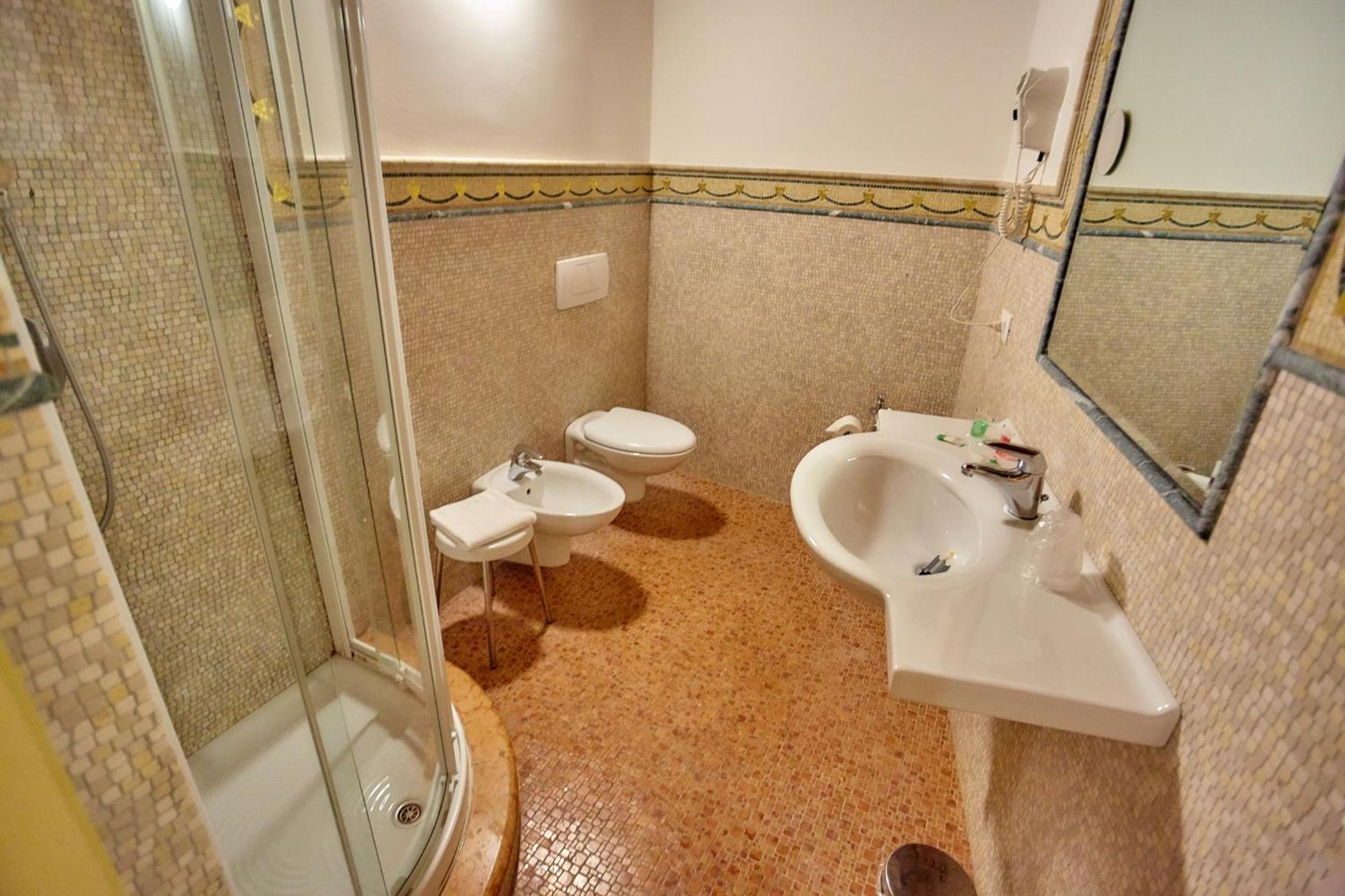 Classic Triple Room - Photo 8