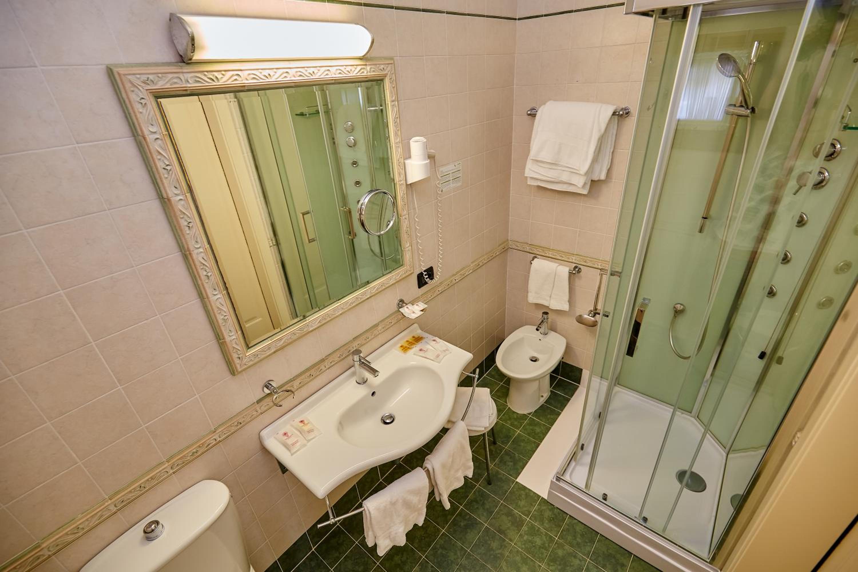 Superior Double or Twin Room - Photo 12