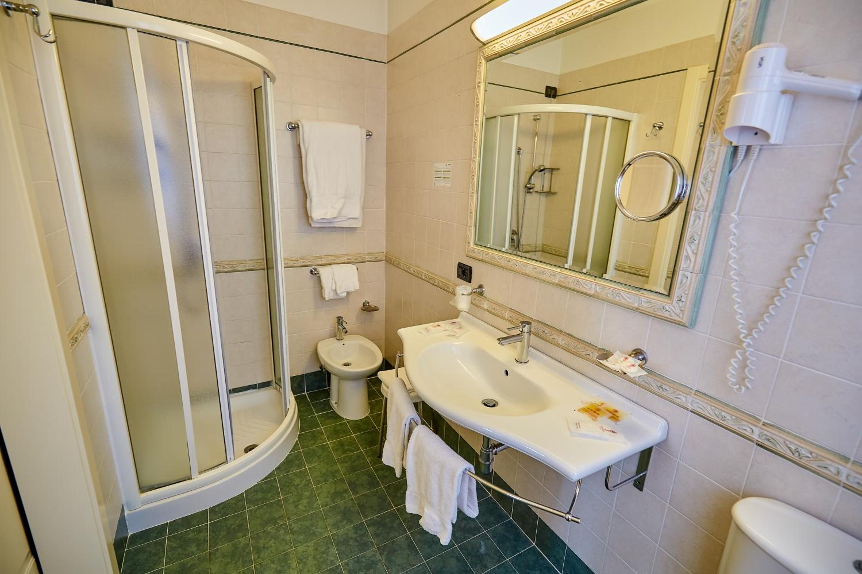 Superior Double or Twin Room - Photo 11