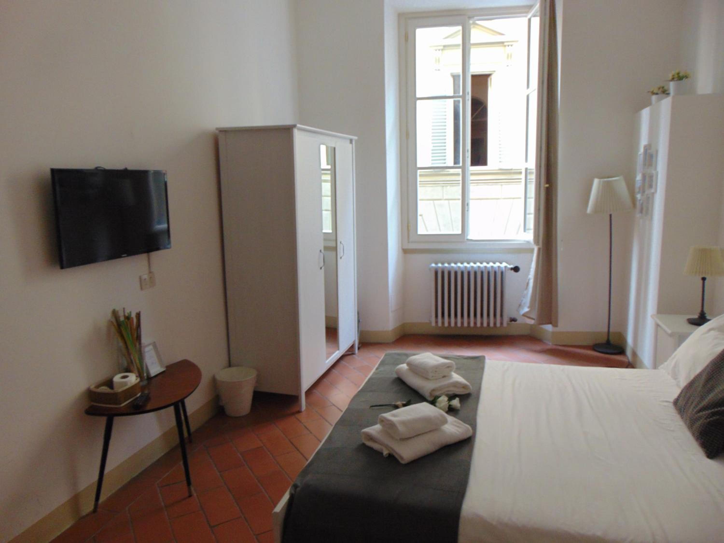 Double Room with Shared Bathroom photo 2