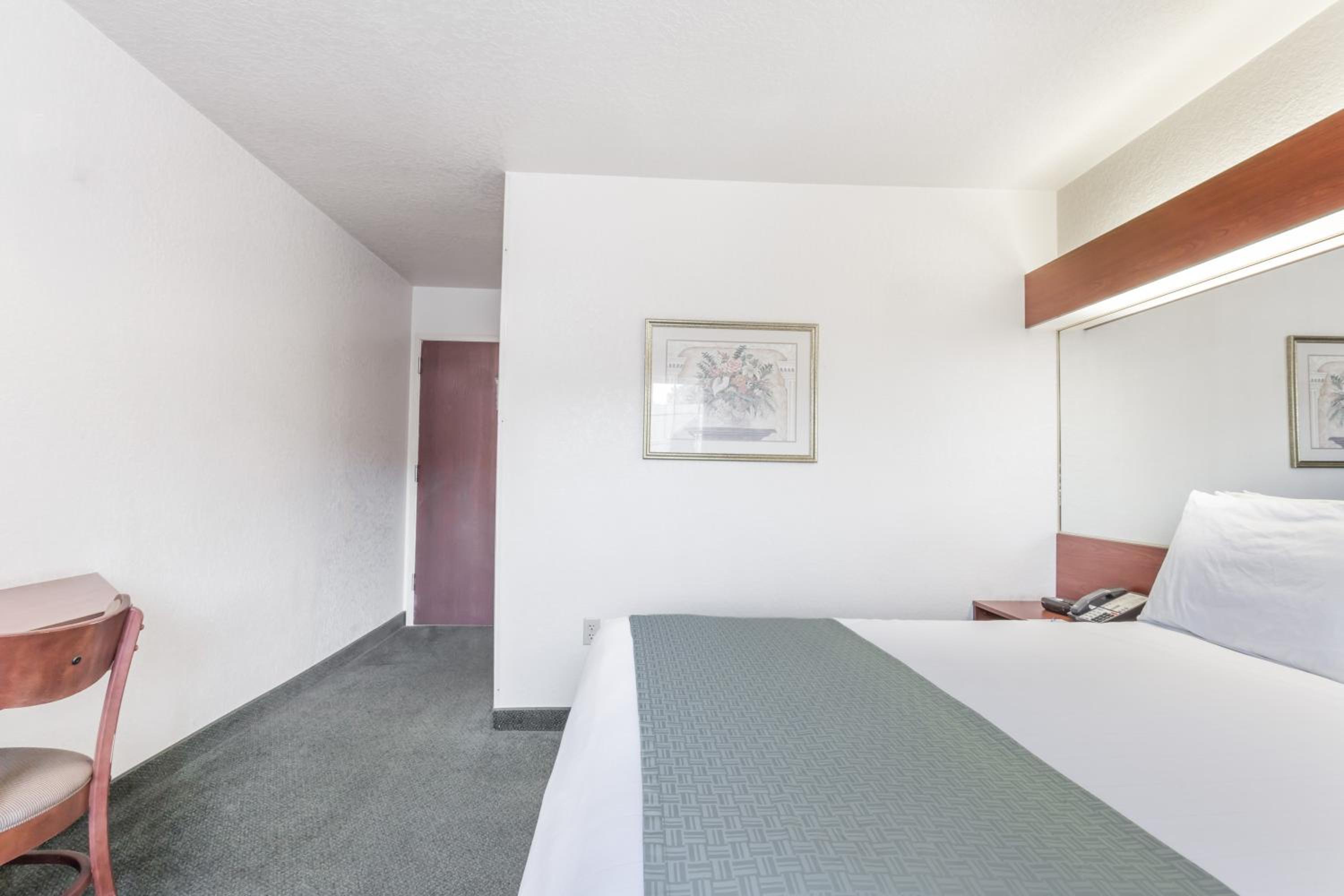 Queen Suite - Non-Smoking - Photo 3