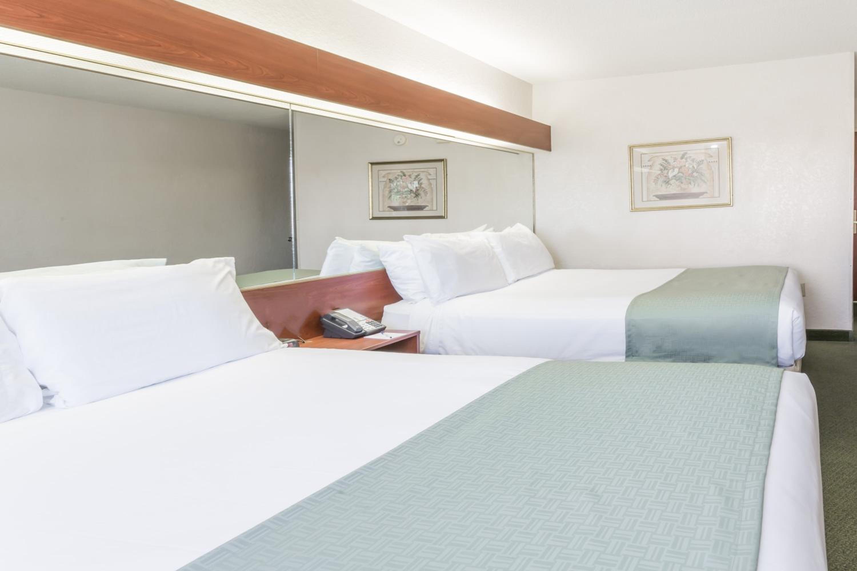 Queen Room with Two Queen Beds - Non-Smoking - Photo 4